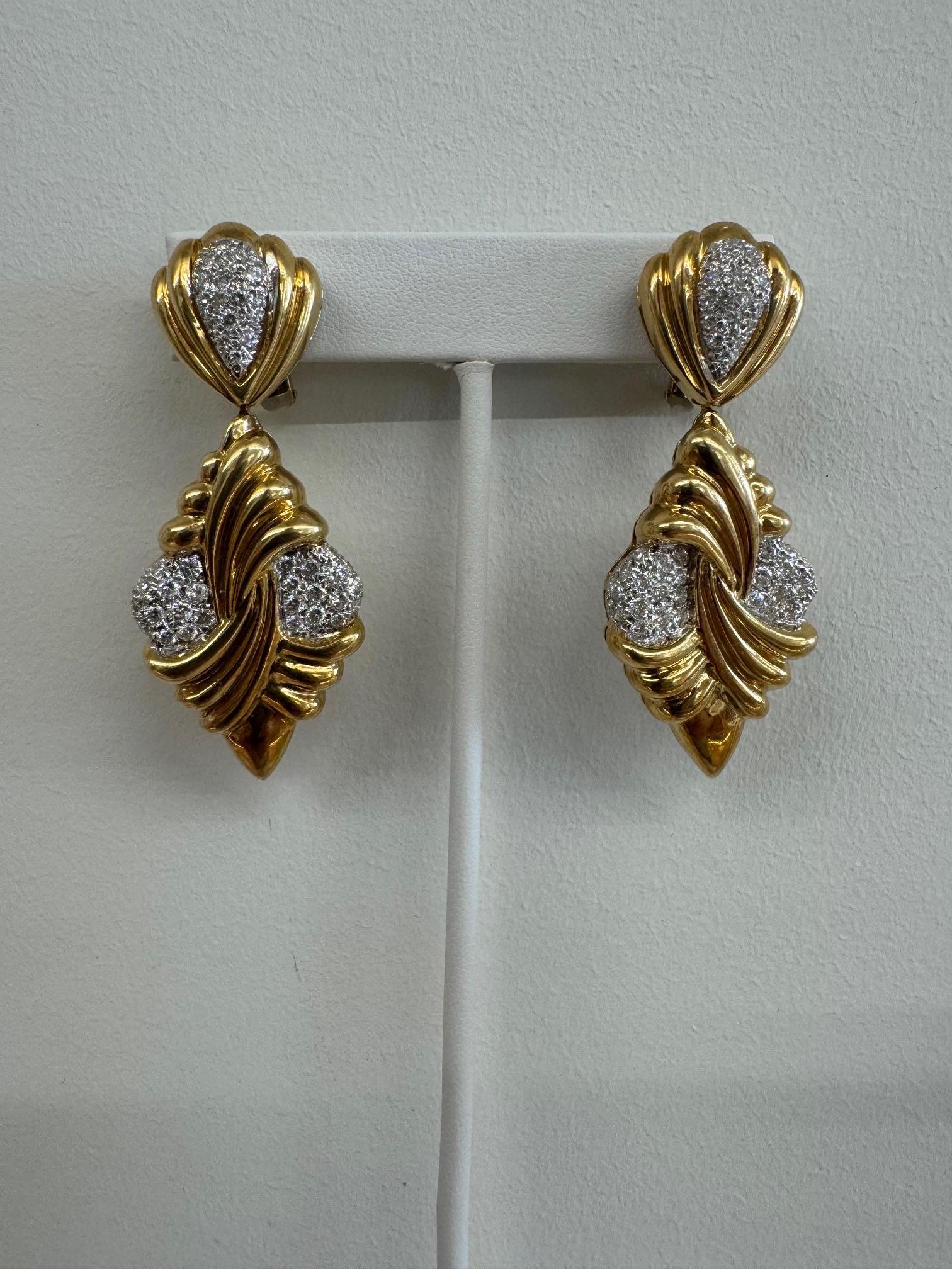 Taille brillant Boucles d'oreilles pendantes en or 18K et diamants en vente