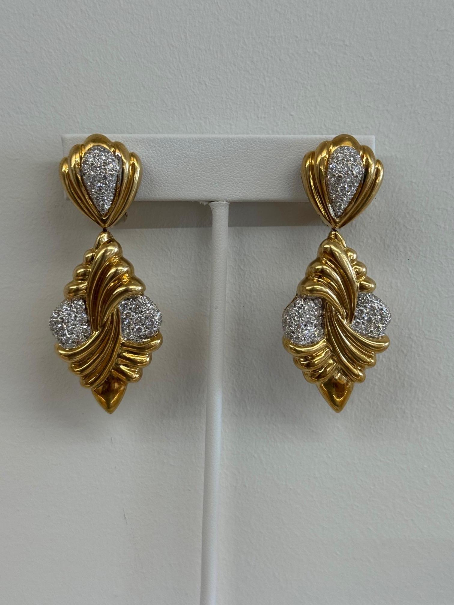 Boucles d'oreilles pendantes en or 18K et diamants Excellent état - En vente à Great Neck Plaza, NY