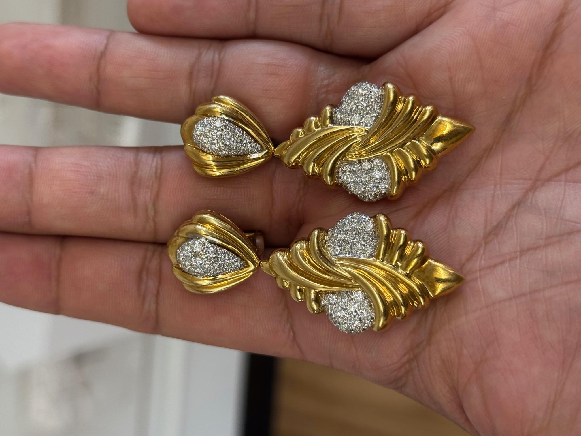 Boucles d'oreilles pendantes en or 18K et diamants en vente 1