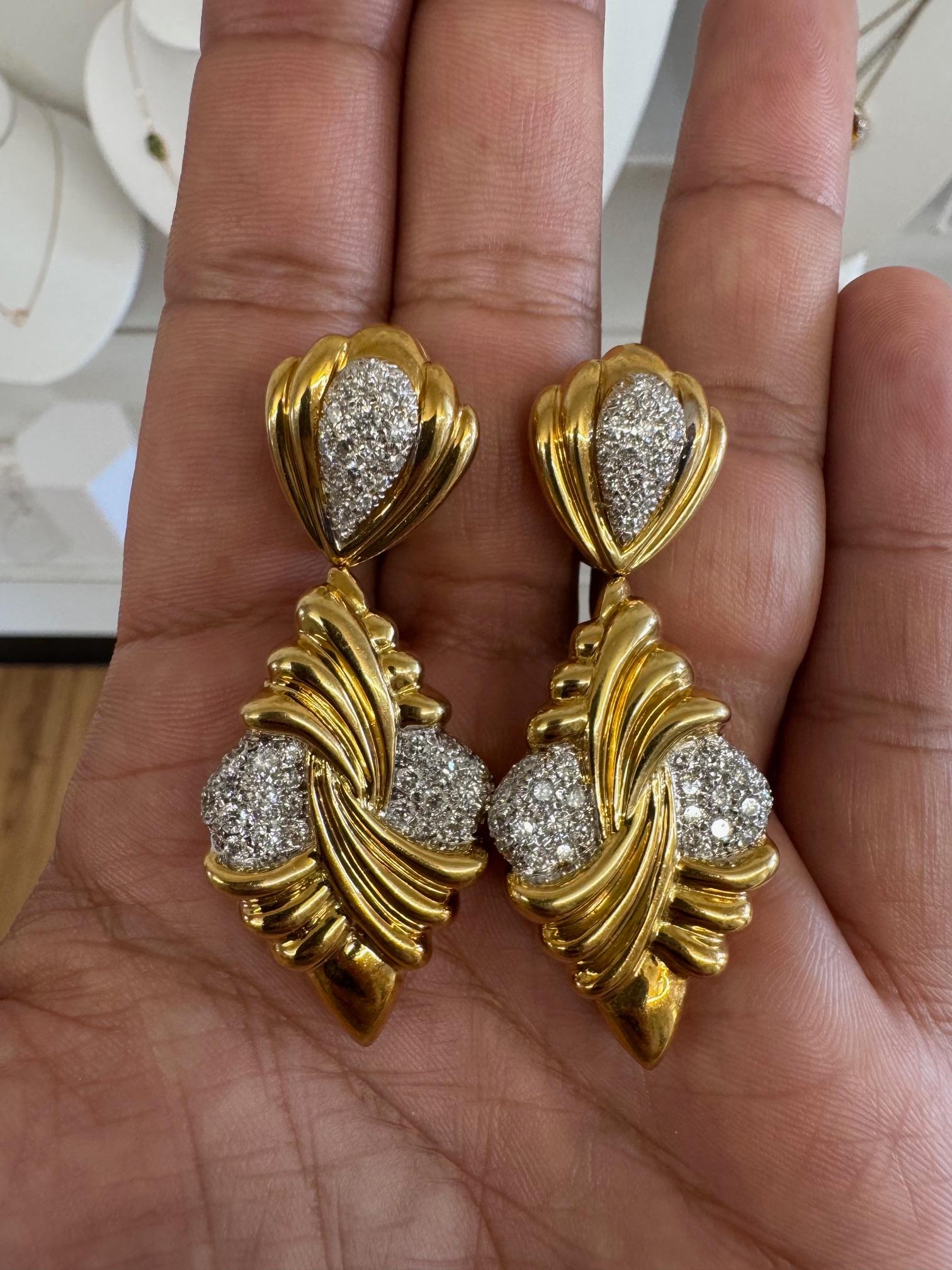 Boucles d'oreilles pendantes en or 18K et diamants en vente 2