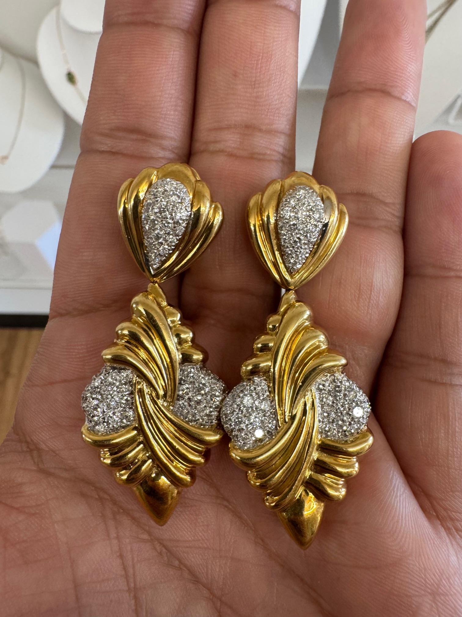 Boucles d'oreilles pendantes en or 18K et diamants en vente 3