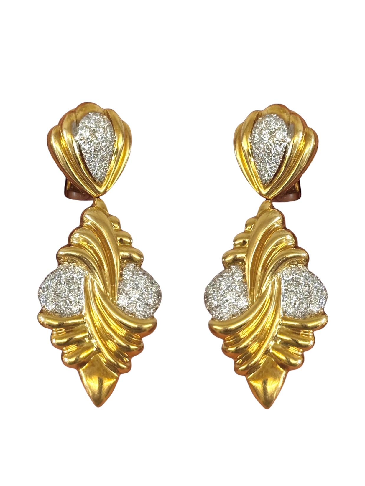 Boucles d'oreilles pendantes en or 18K et diamants en vente 4
