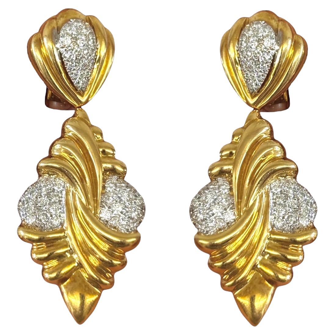 Boucles d'oreilles pendantes en or 18K et diamants en vente