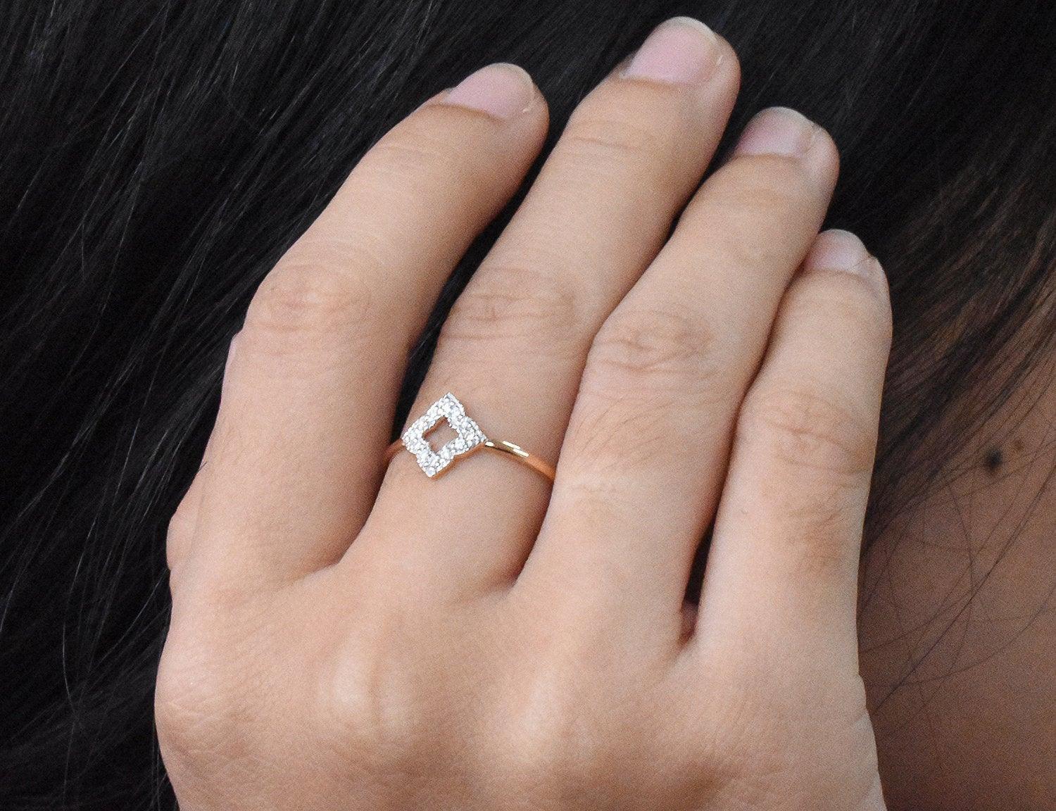 Im Angebot: Verlobungsring mit Kleeblatt aus 18 Karat Gold mit Diamanten und stapelbarem Diamantring () 10