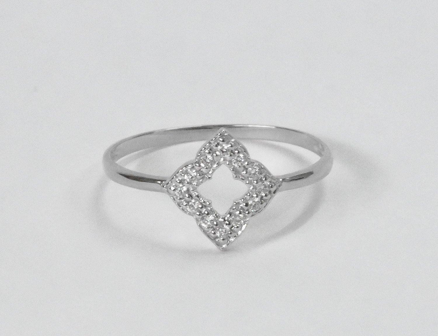 Im Angebot: Verlobungsring mit Kleeblatt aus 18 Karat Gold mit Diamanten und stapelbarem Diamantring () 4