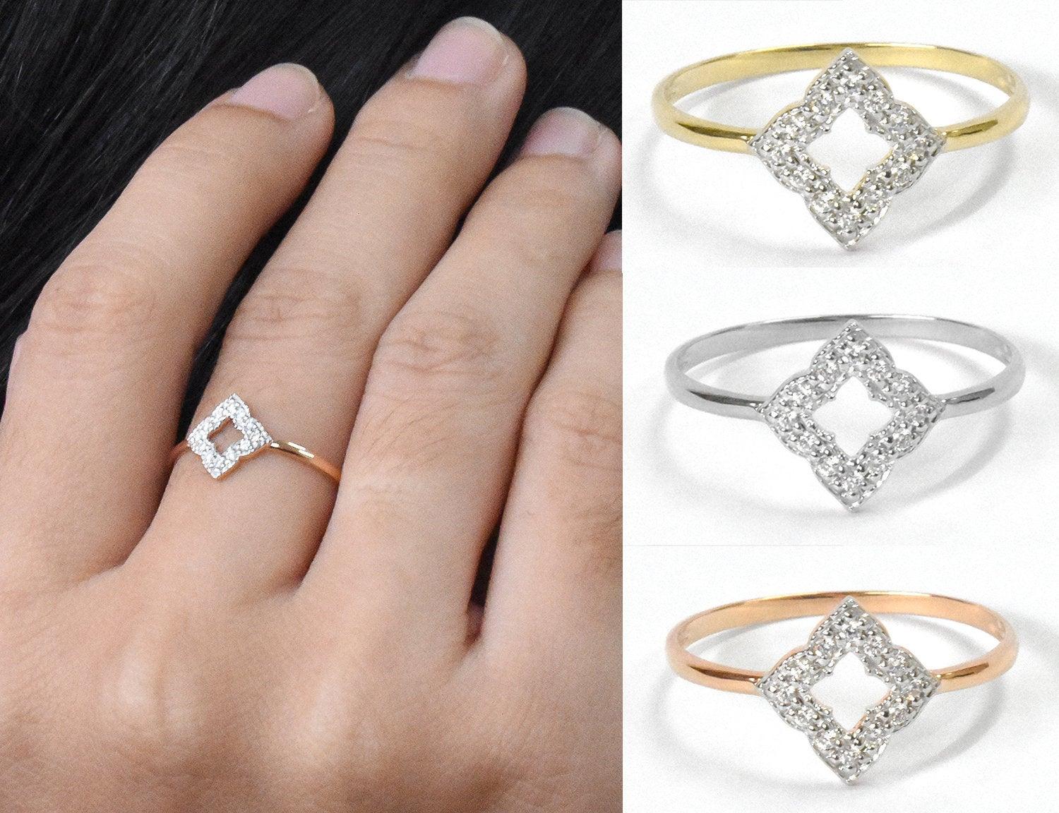Im Angebot: Verlobungsring mit Kleeblatt aus 18 Karat Gold mit Diamanten und stapelbarem Diamantring () 5