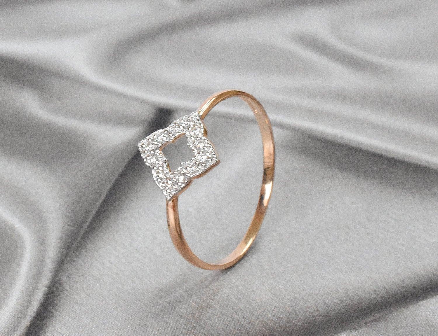 Im Angebot: Verlobungsring mit Kleeblatt aus 18 Karat Gold mit Diamanten und stapelbarem Diamantring () 7