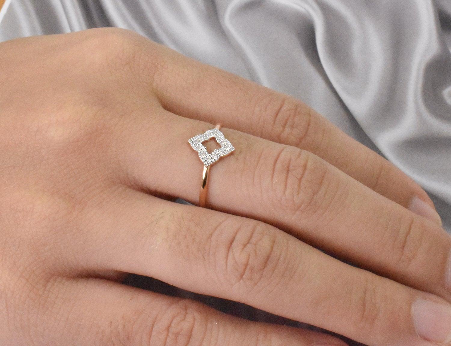 Im Angebot: Verlobungsring mit Kleeblatt aus 18 Karat Gold mit Diamanten und stapelbarem Diamantring () 9