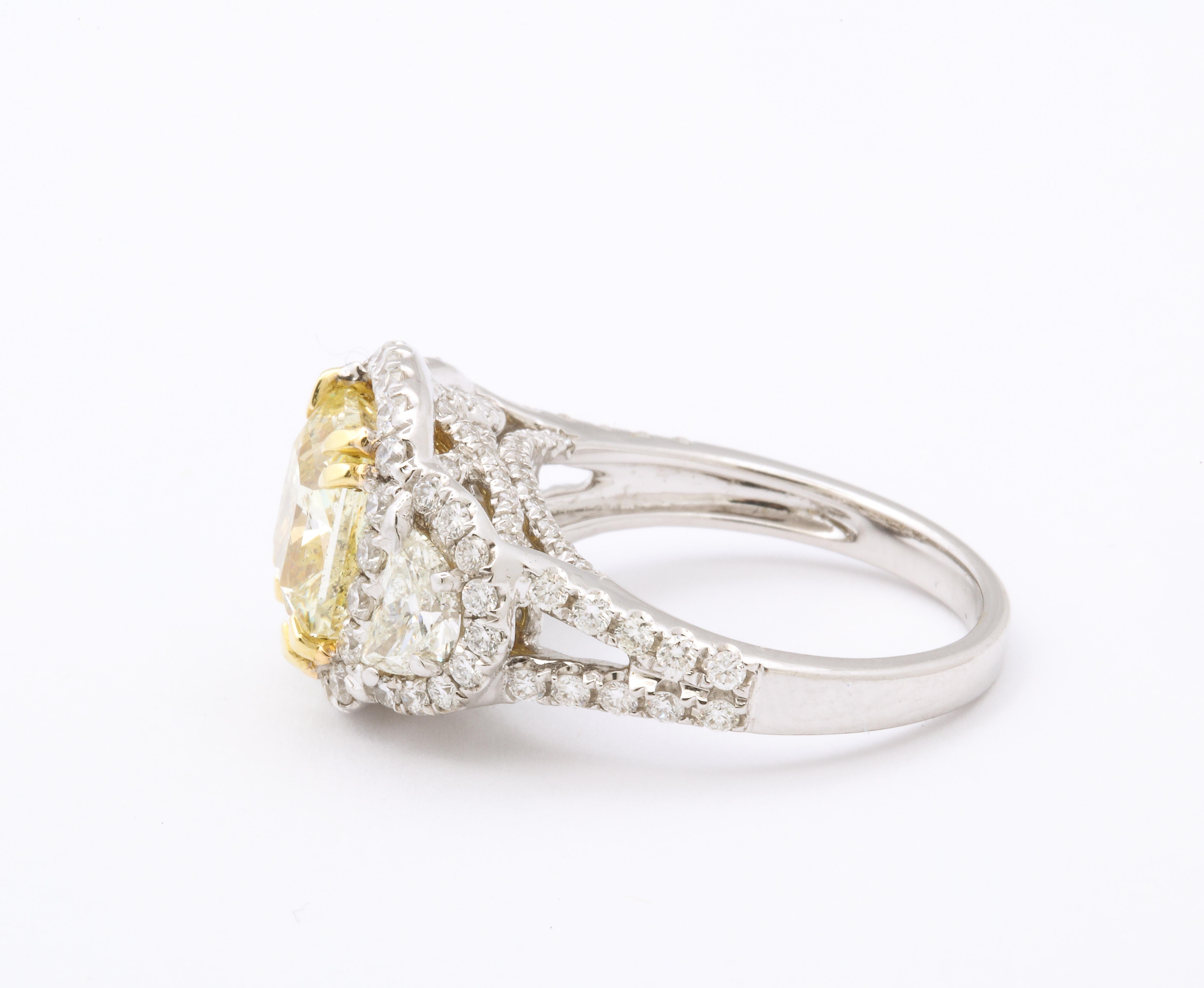 18K Gold Diamond Cocktail Ring with 3.05 Carat Yellow Diamond In Excellent Condition In Chicago, IL