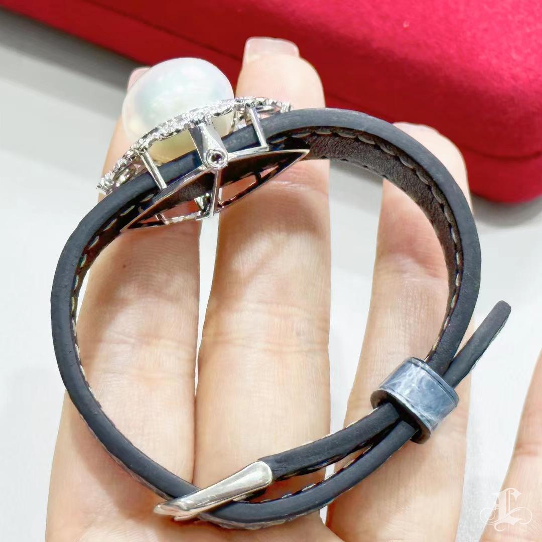 【Corona Radiance】Snow Fleur Convertible Perla del Mar del Sur y Joyas de Cuero con Diamantes en venta 2