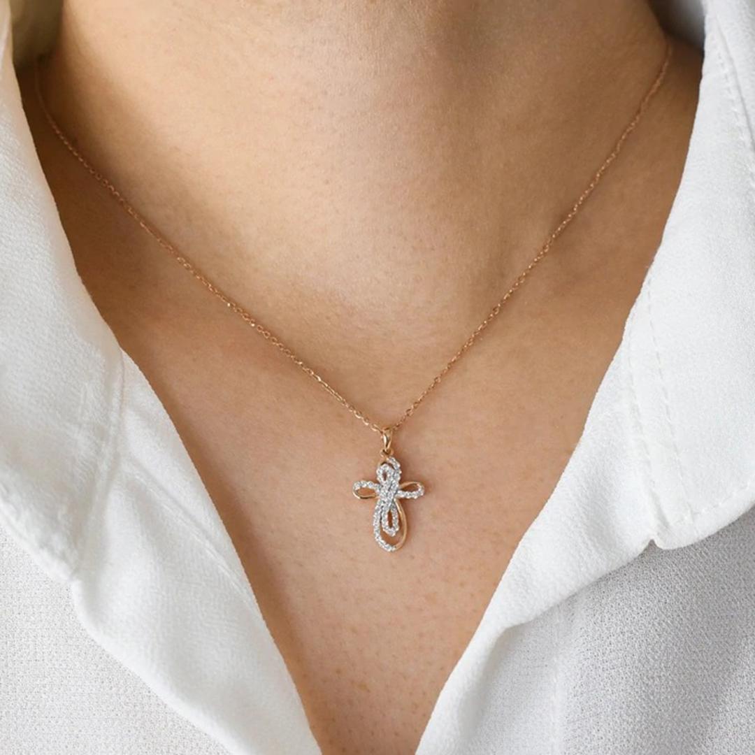 Taille ronde Collier croix en or 18 carats pendentif croix en diamant cadeau de communion en vente