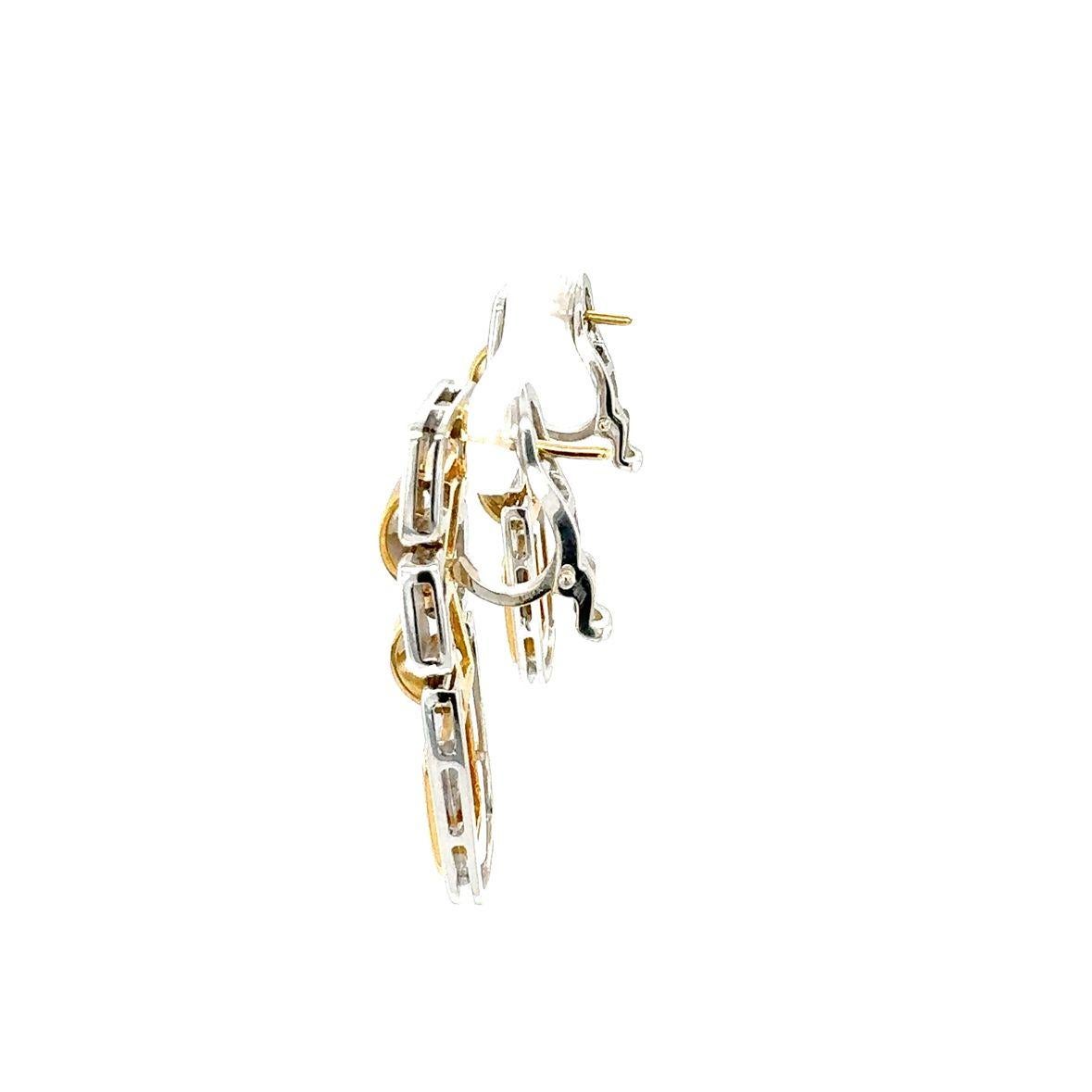 Questo raffinato paio di orecchini pendenti con diamanti in oro bianco e giallo 18 carati offre un'eleganza senza tempo con un tocco moderno. Realizzati in un elegante design bicolore, gli orecchini presentano 40 diamanti rotondi a taglio brillante