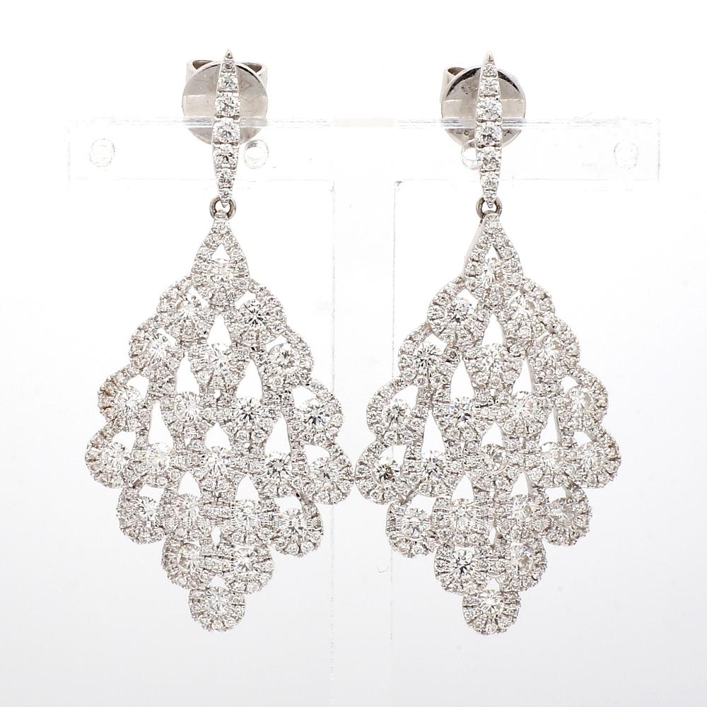 Orecchini pendenti in oro 18k con diamanti rotondi

Questi squisiti orecchini pendenti in oro 18 carati presentano una splendida disposizione di diamanti a taglio rotondo, ognuno dei quali presenta un colore bianco brillante. Con un peso totale di