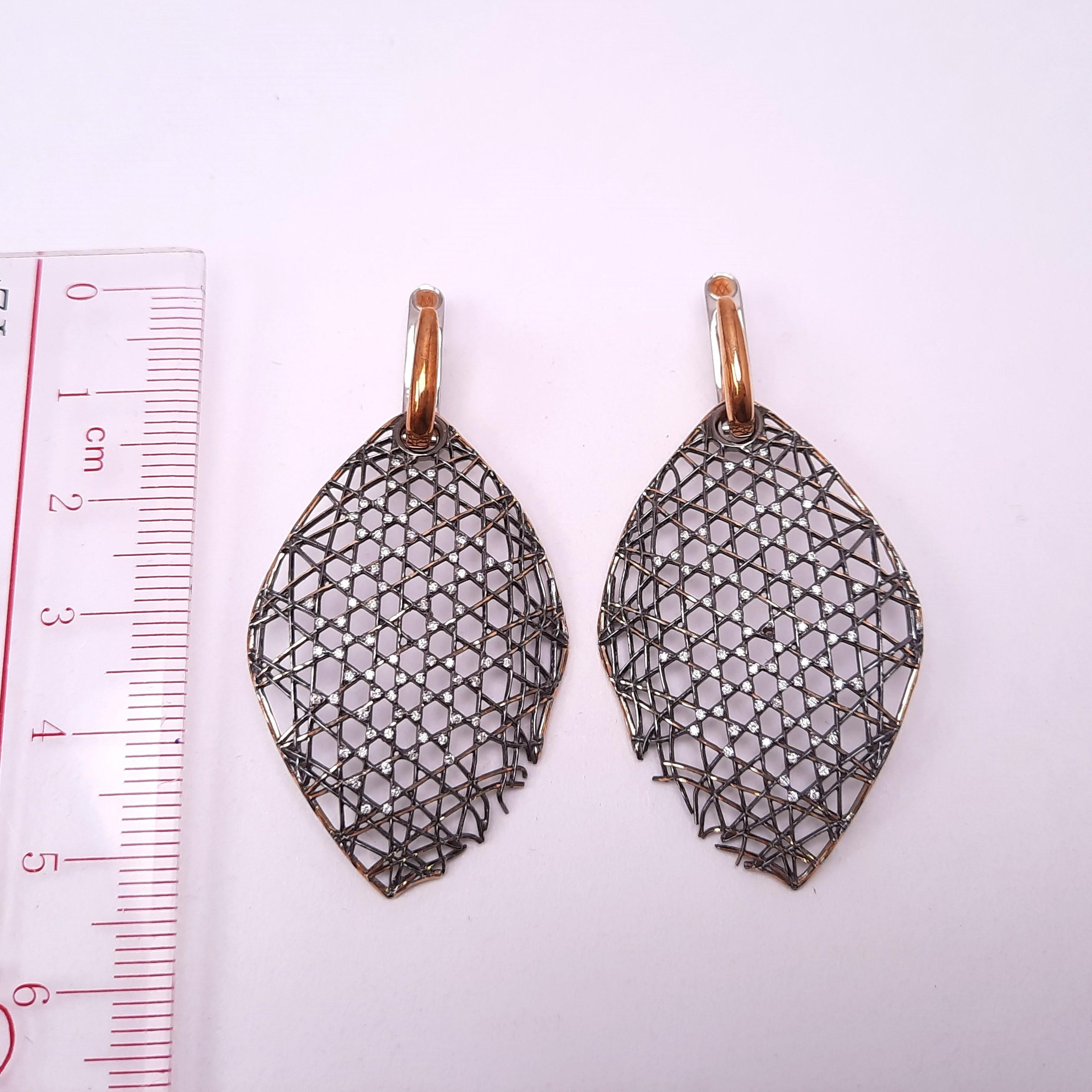 18K Gold Diamond Dangling Earrings In Excellent Condition For Sale In Hong Kong, HK