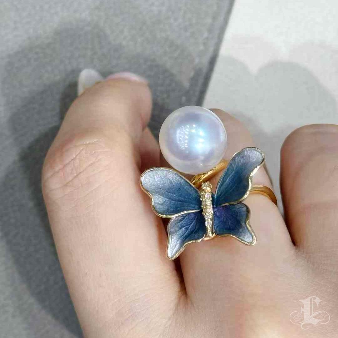 Fusión poética de elegancia y capricho, este anillo artesanal exhibe una luminosa perla de los Mares del Sur junto a una grácil mariposa en vuelo. Esculpidas en oro de 18 quilates, las alas de la mariposa están delicadamente acabadas con nuestra
