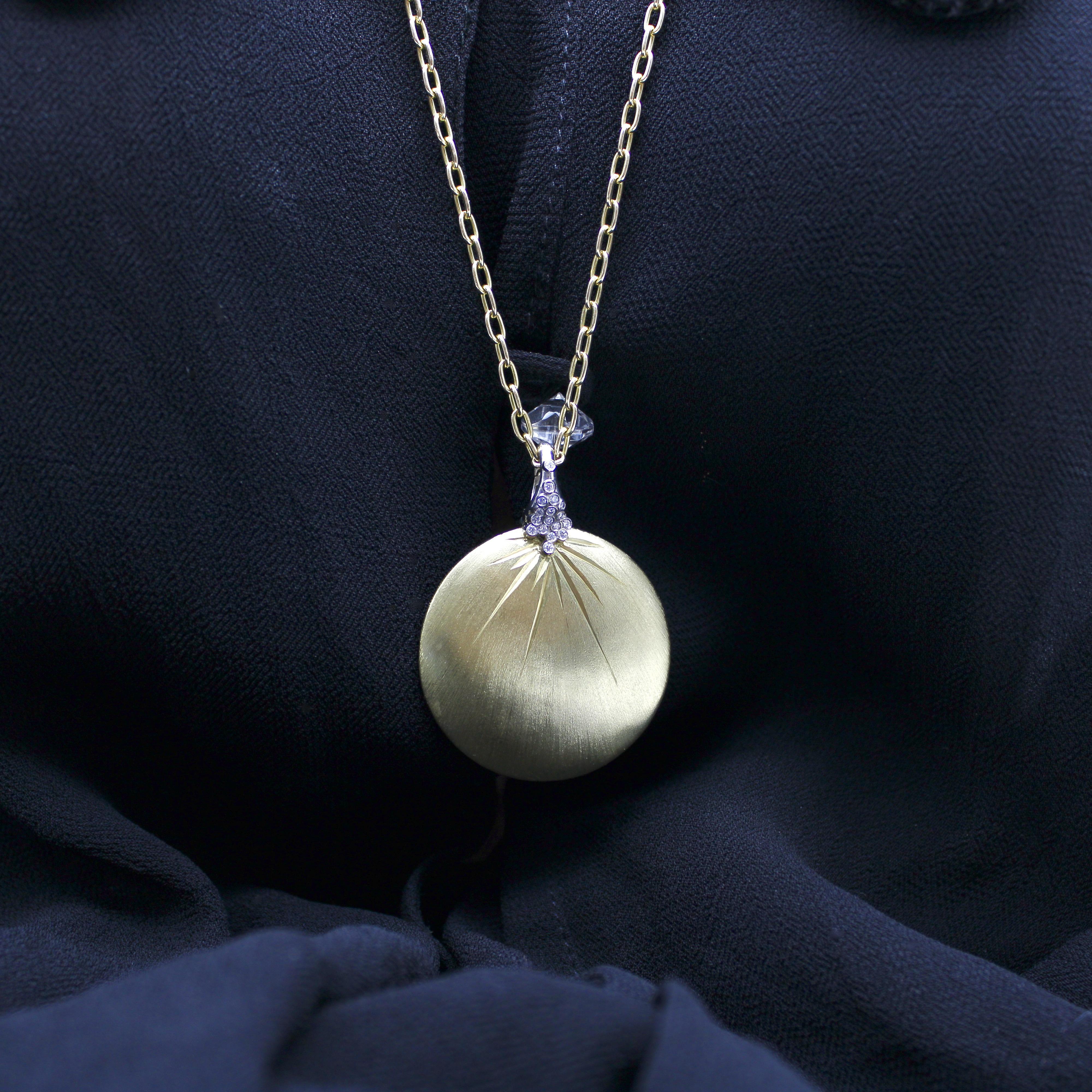 Ciondolo a forma di disco con diamante in oro 18K in vendita 4