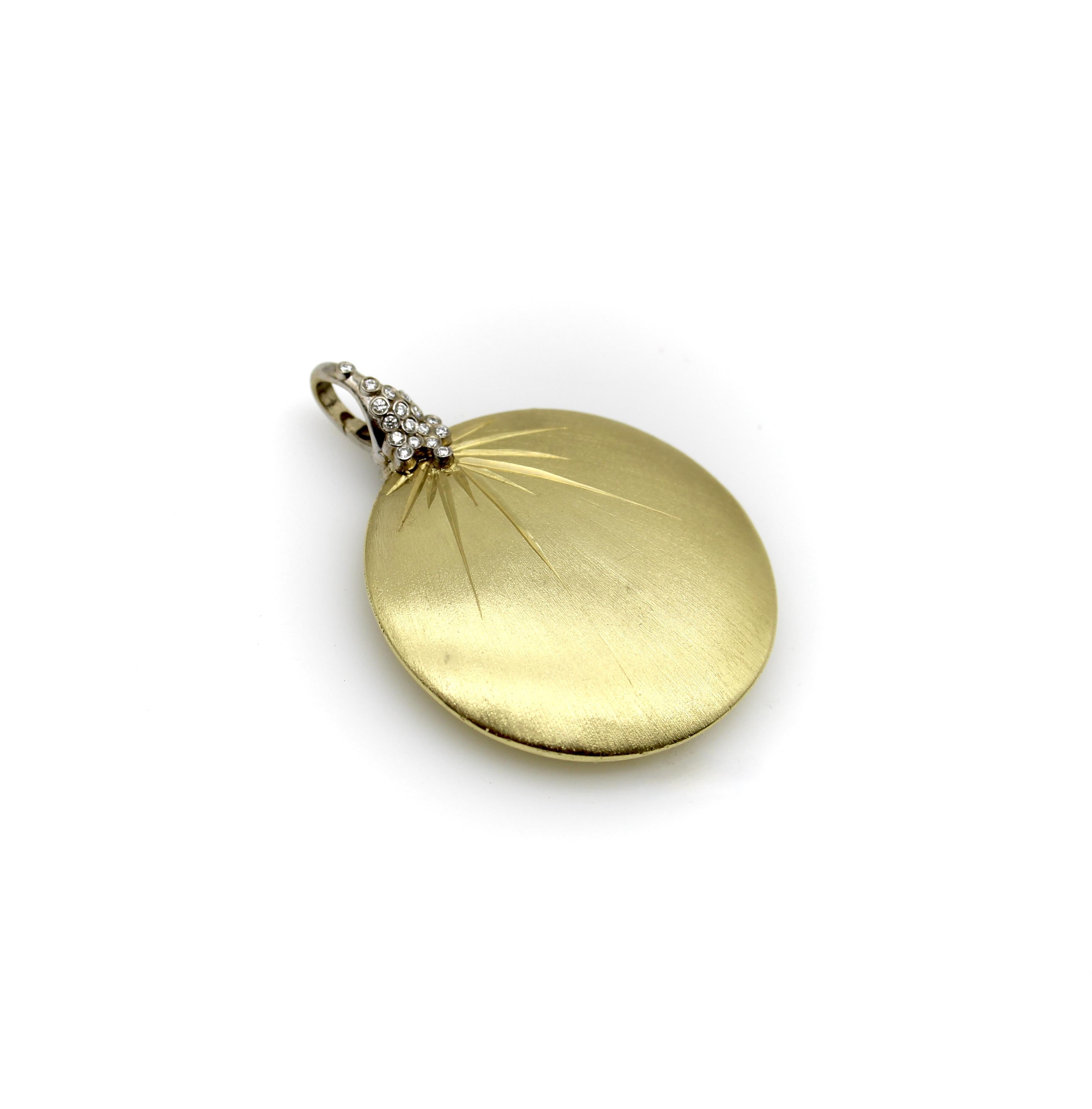 Questo pendente a forma di disco con diamante in oro 18 carati ha una superficie Florentine lavorata a mano e un bellissimo motivo a stella inciso su entrambi i lati che inizia dalla cauzione in oro bianco. I diamanti sono incastonati e scendono a
