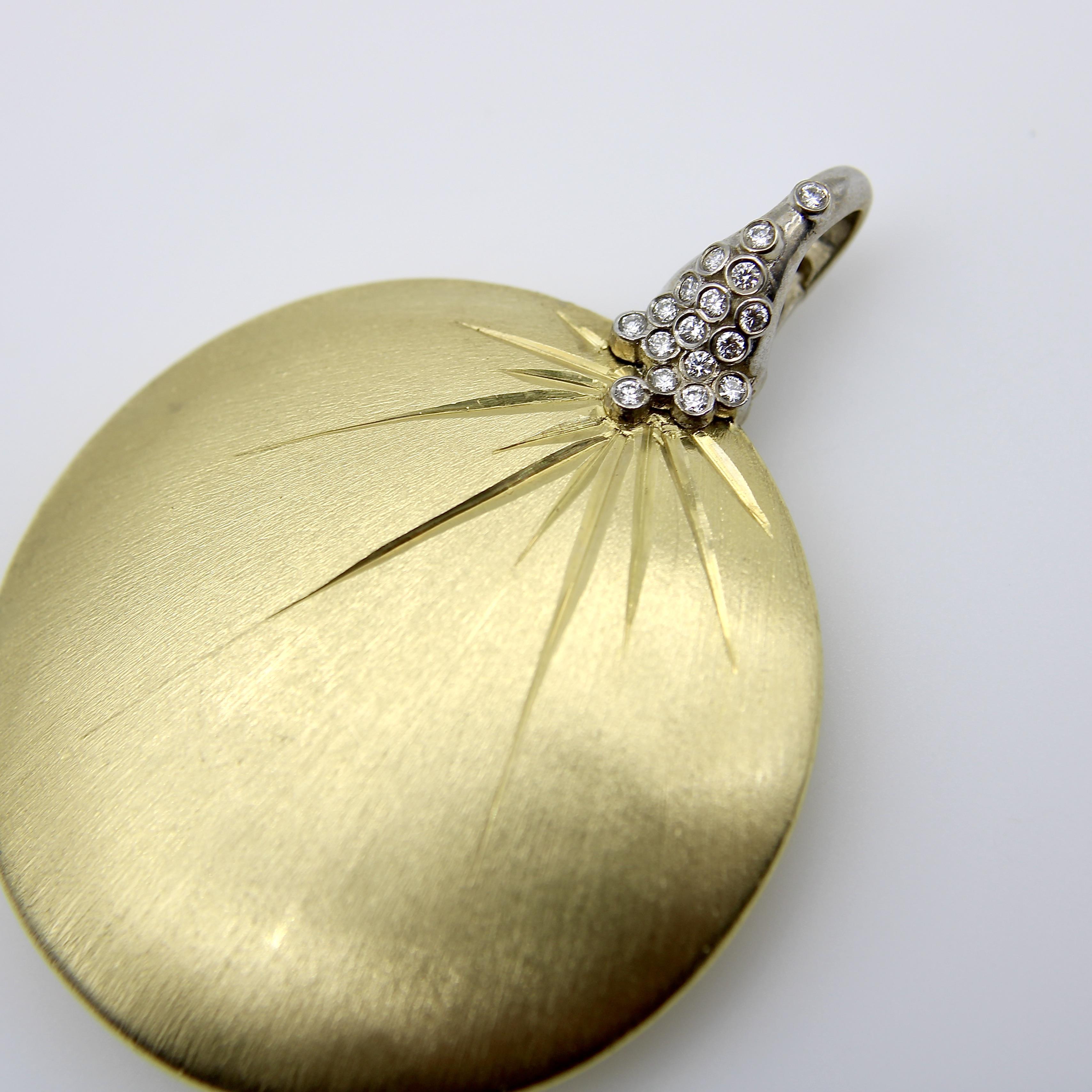 Taglio rotondo Ciondolo a forma di disco con diamante in oro 18K in vendita