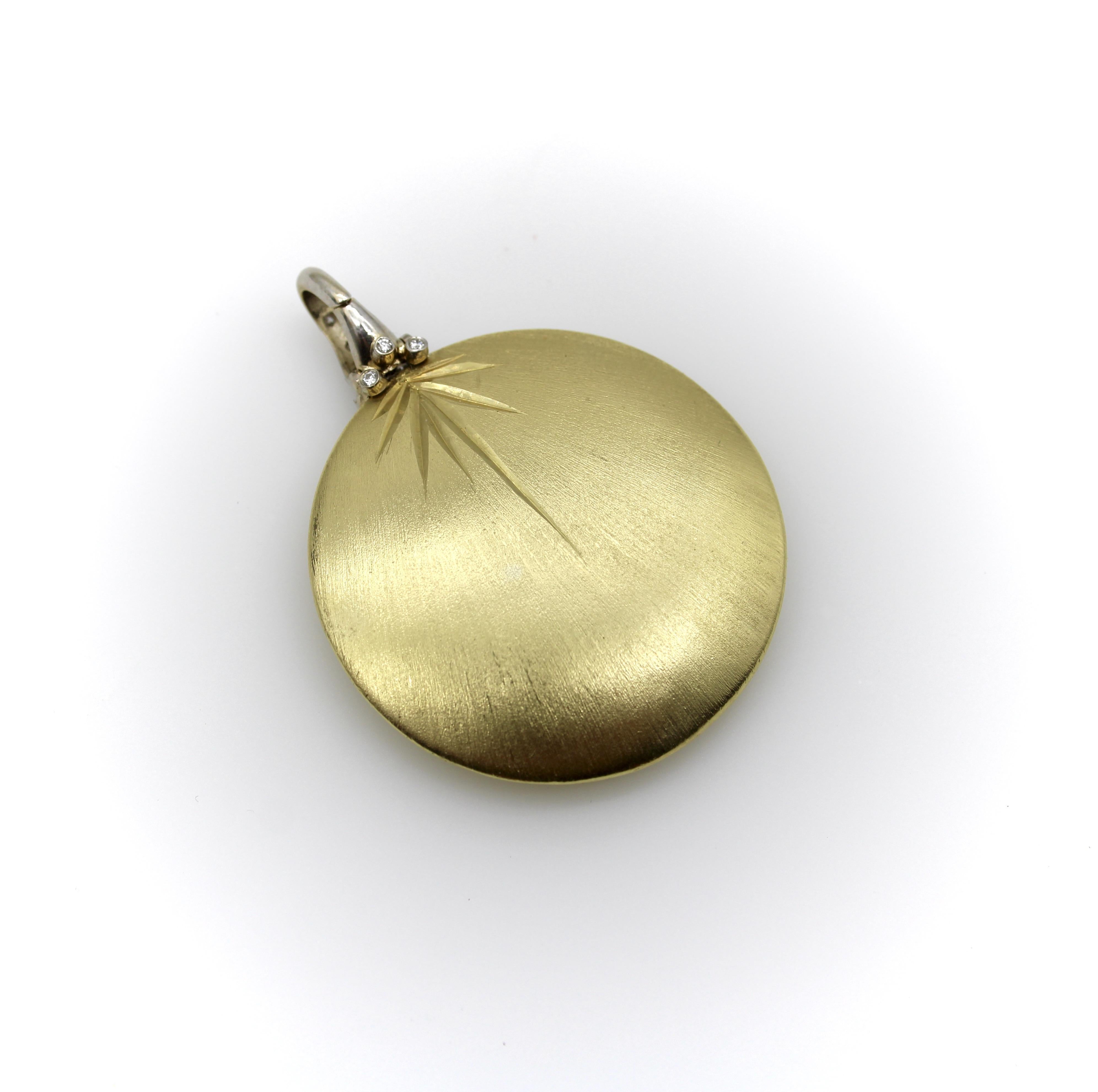 Ciondolo a forma di disco con diamante in oro 18K in vendita 1