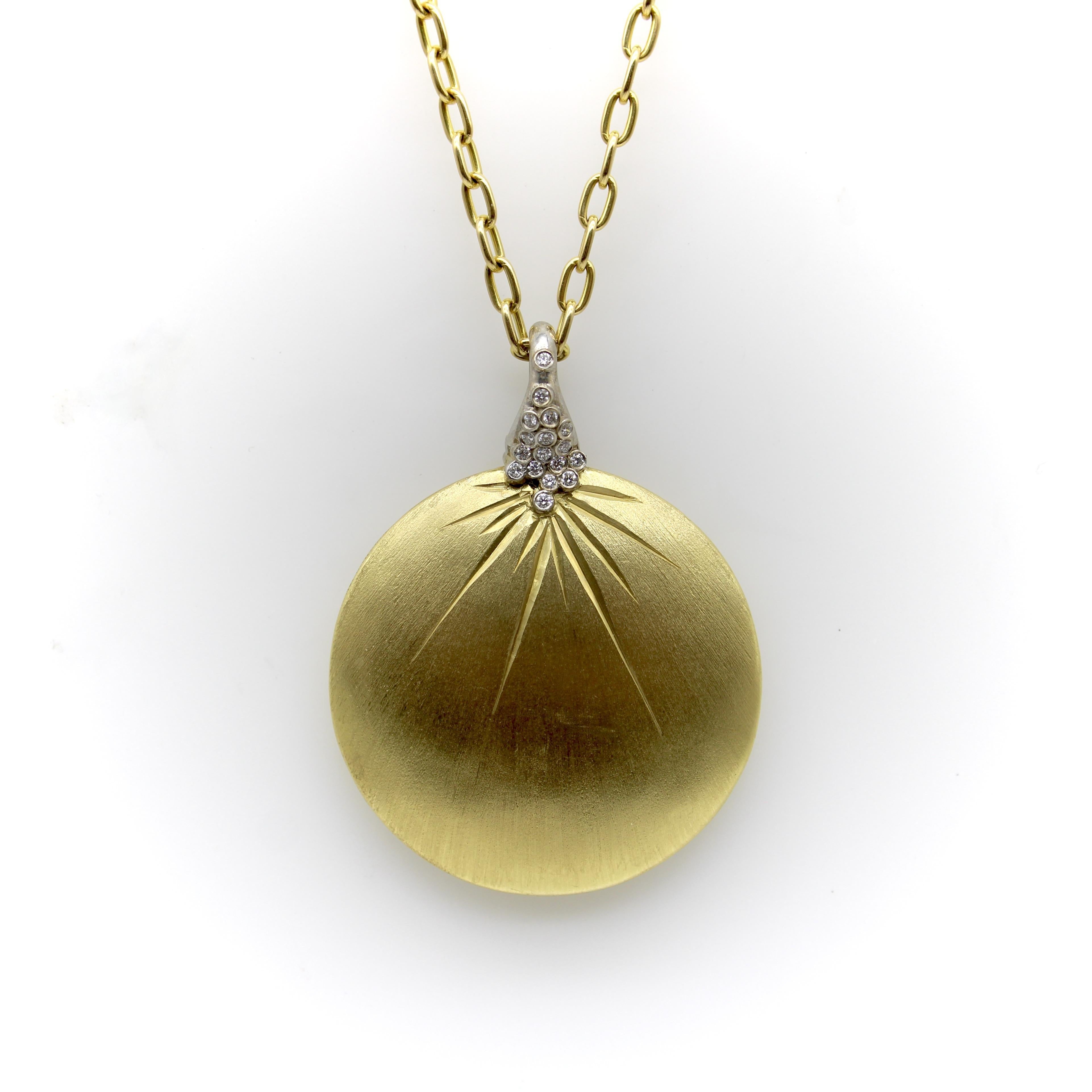 Ciondolo a forma di disco con diamante in oro 18K in vendita 2