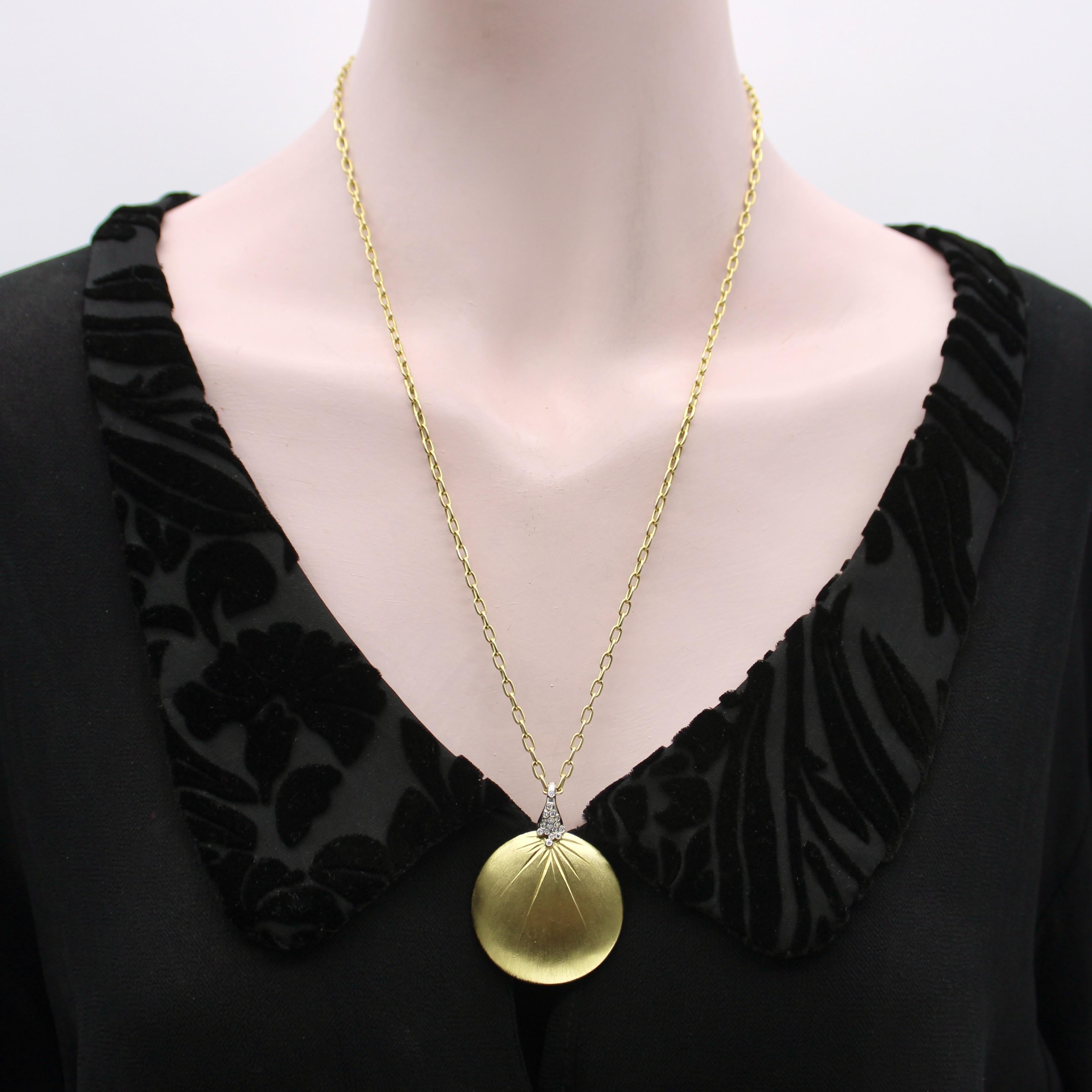 Ciondolo a forma di disco con diamante in oro 18K in vendita 3