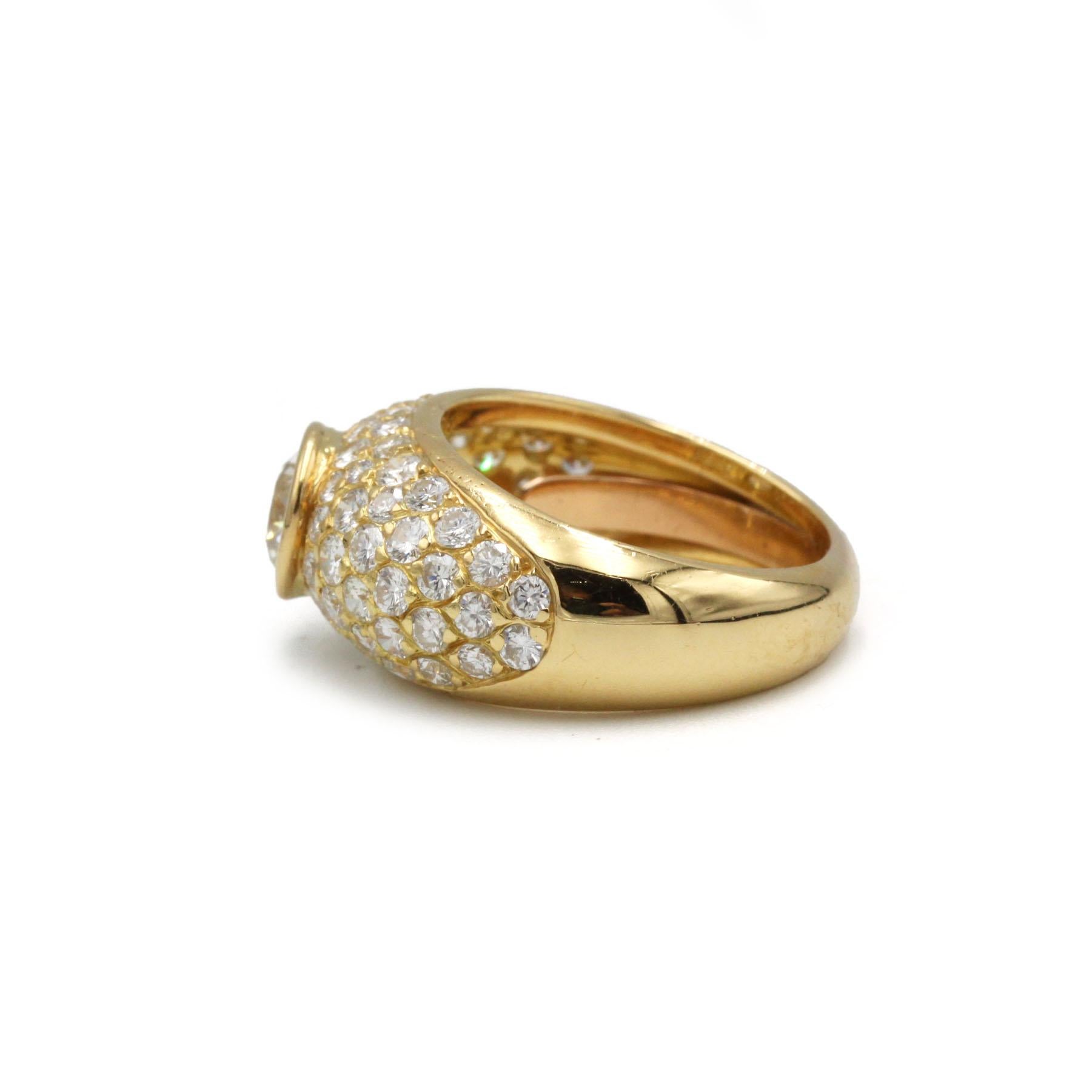 Anillo de oro de 18 quilates con cúpula de diamantes con centro de 1 ct y pavé de 1,5 ct Contemporáneo en venta