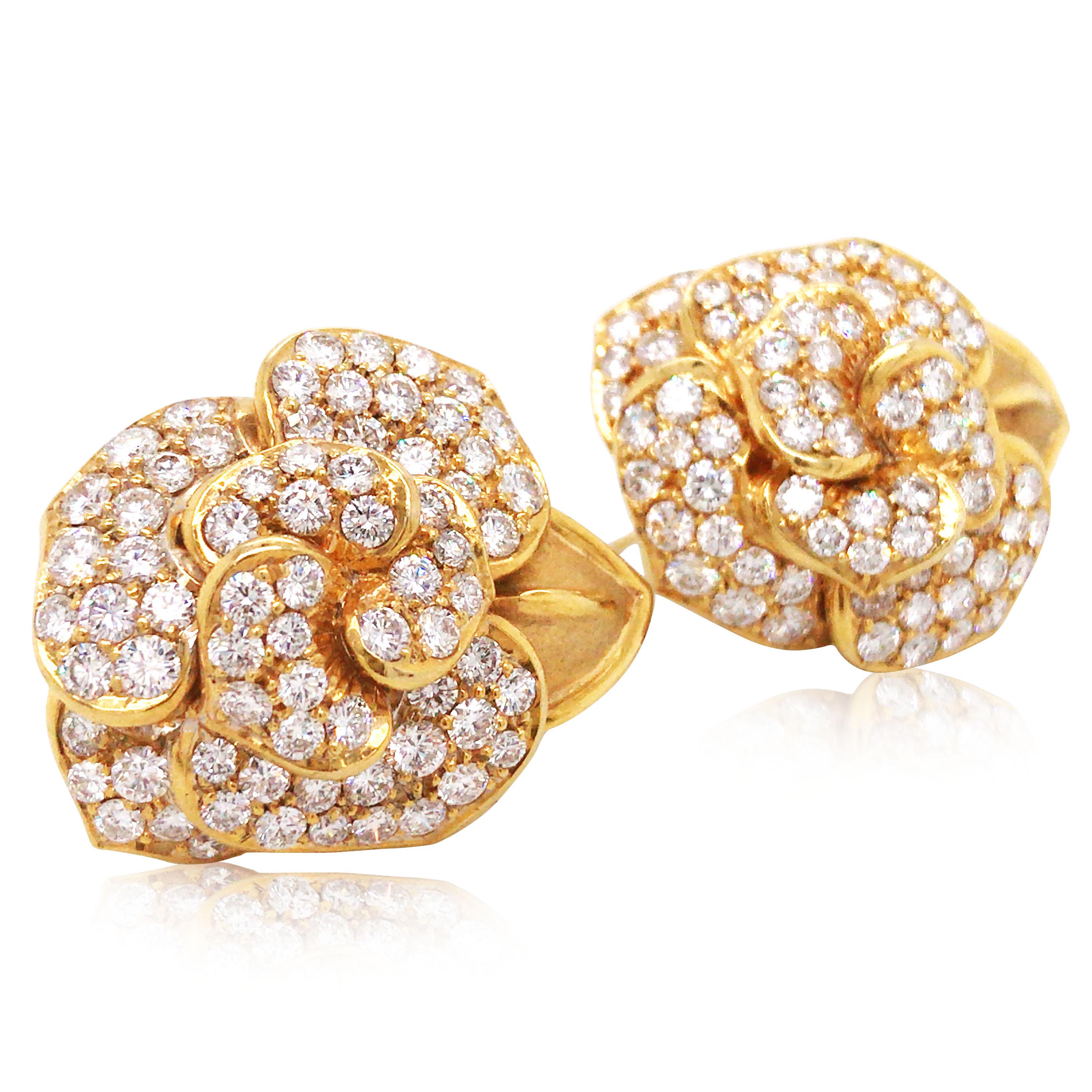 Questi orecchini in stile retrò sono caratterizzati da uno splendido ed elegante disegno floreale, che mette in mostra grazia e raffinatezza. Con circa 5,8 carati di diamanti incastonati, il brillante scintillio si abbina perfettamente all'oro a 18