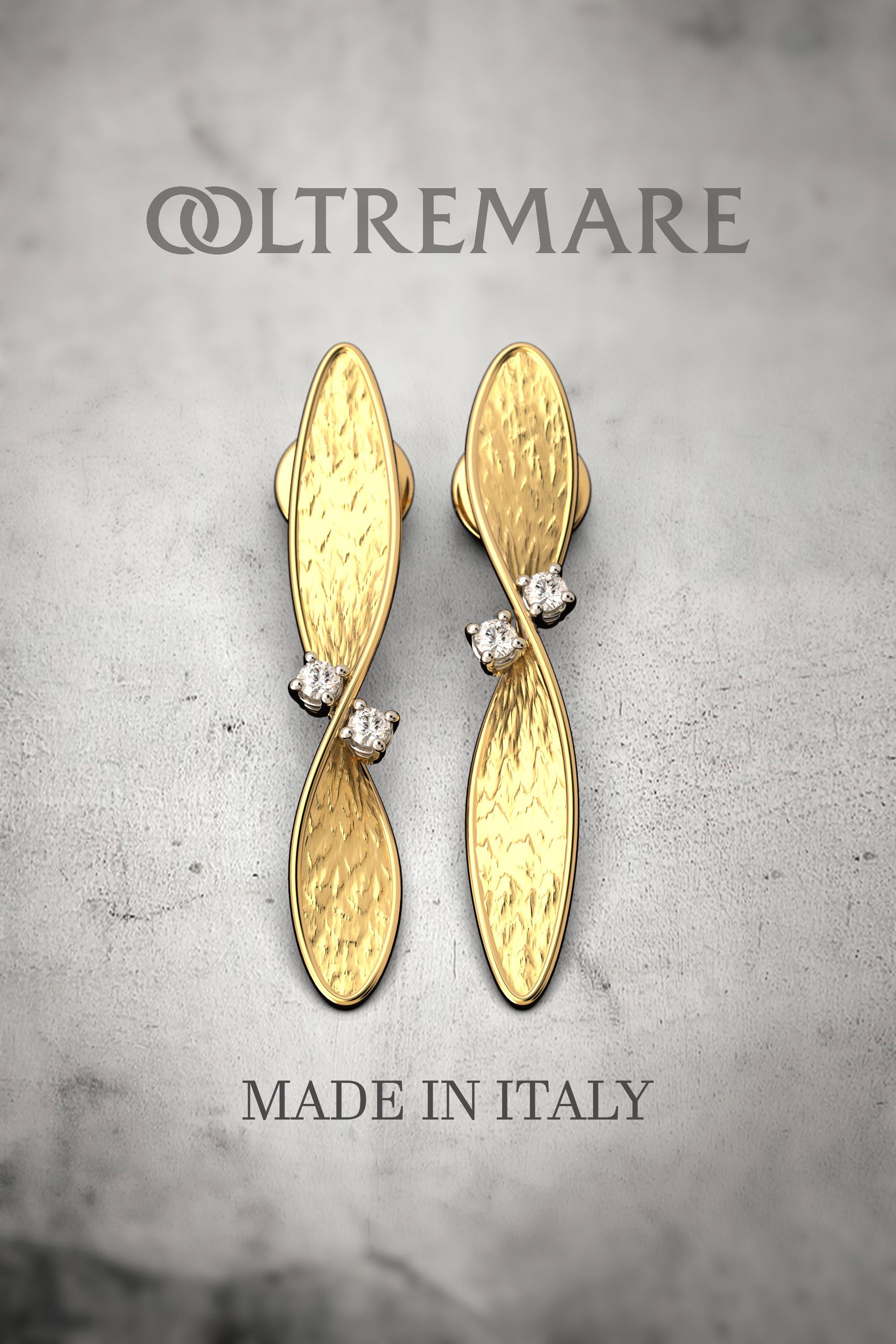 Modern Asymmetrical Gold Stud Earrings with natural diamonds
The jewels of the Polvere collection are born from a material idea in which modern and fluid surfaces are covered with gold dust, play with the raw and powdery brightness of the rocks and