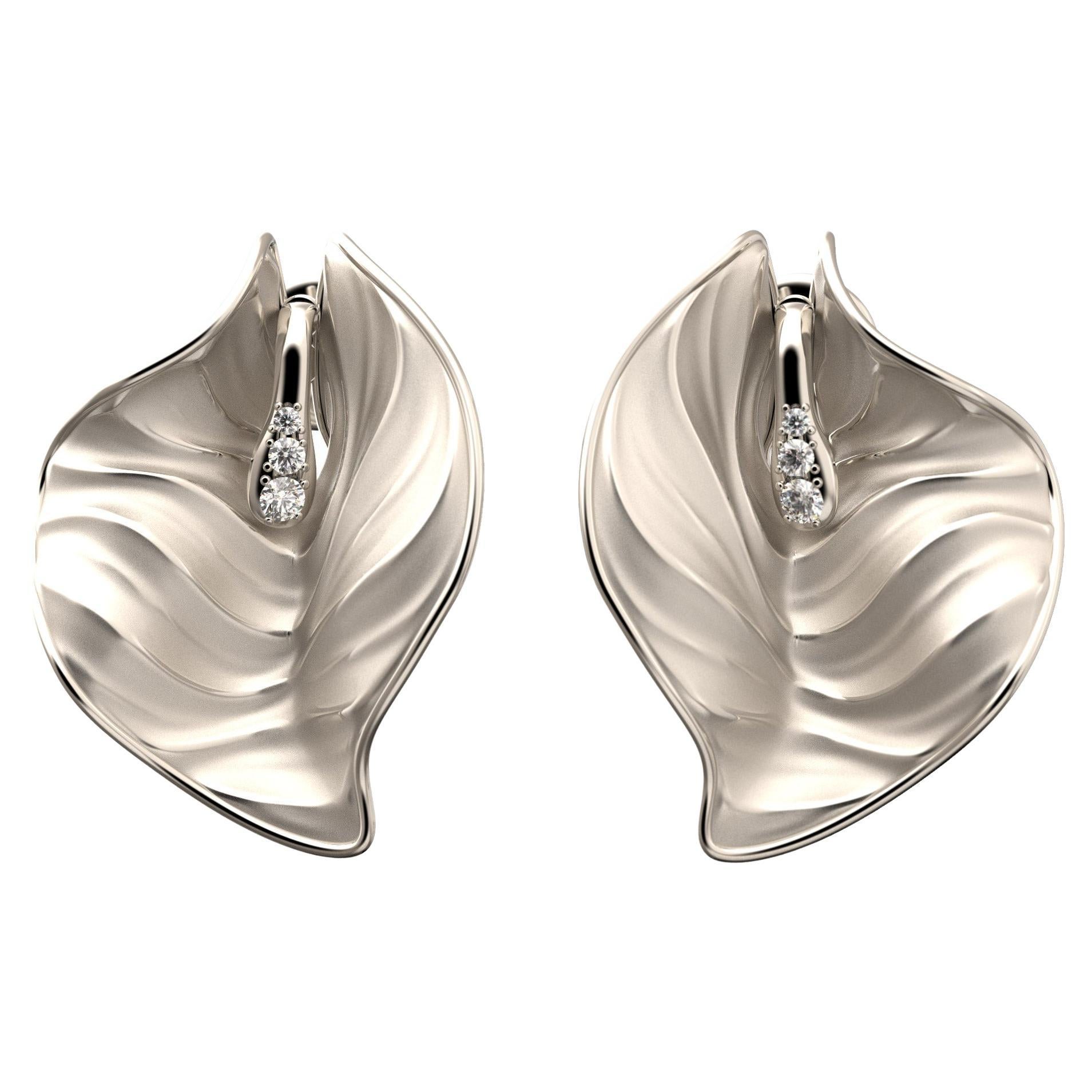 Calla earrings have an interplay of sinuous movements, embellished by the diamonds set on the pistil.
A sophisticated and unique piece of jewelry.  
Vento is a collection created to enhance feminine beauty with soft surface movements that dance like