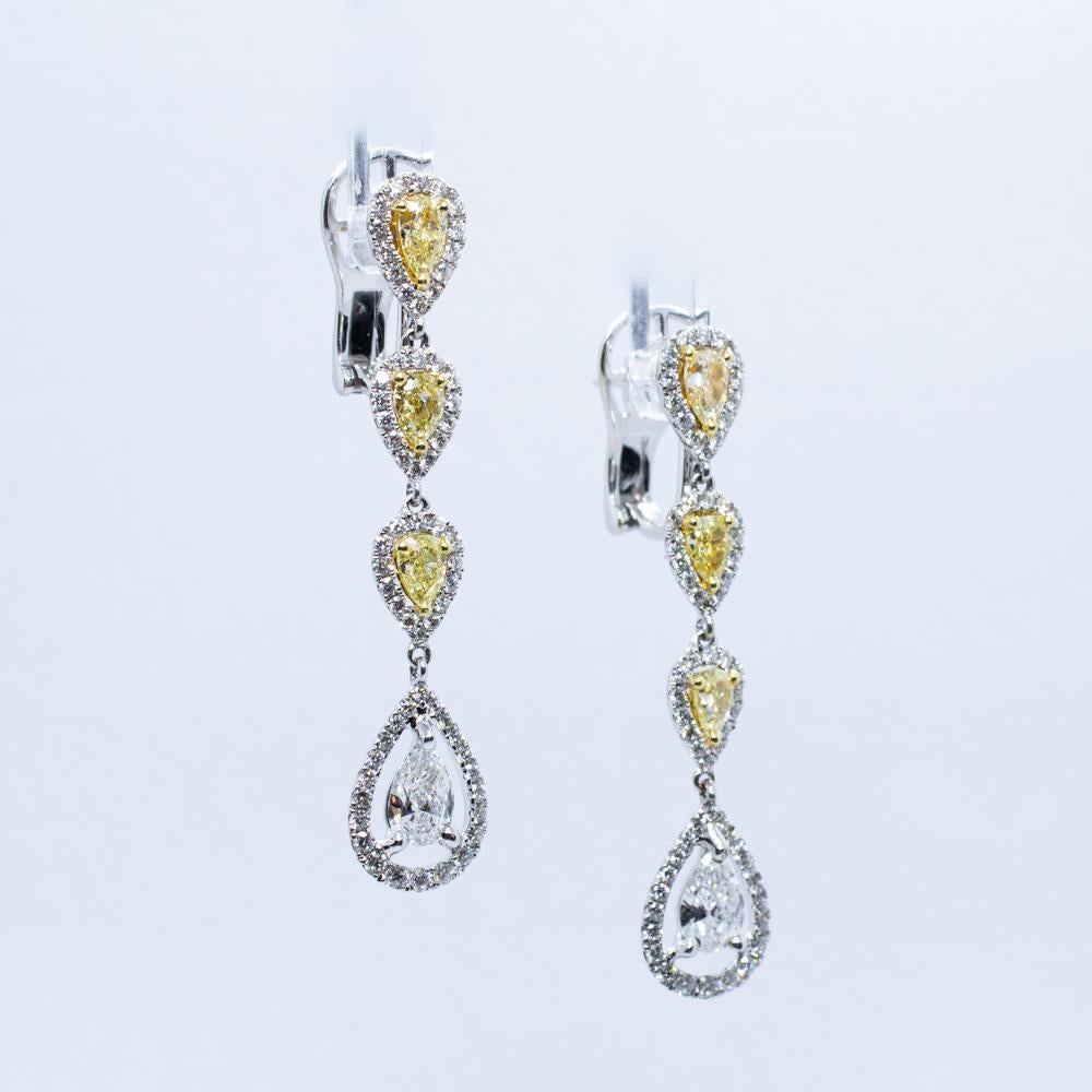 Boucles d'oreilles pendantes en diamant jaune

Ces élégantes boucles d'oreilles tombantes mettent en valeur des diamants jaunes en forme de poire sertis dans de l'or 18K. Chaque diamant jaune est entouré d'un halo de diamants blancs plus petits, ce