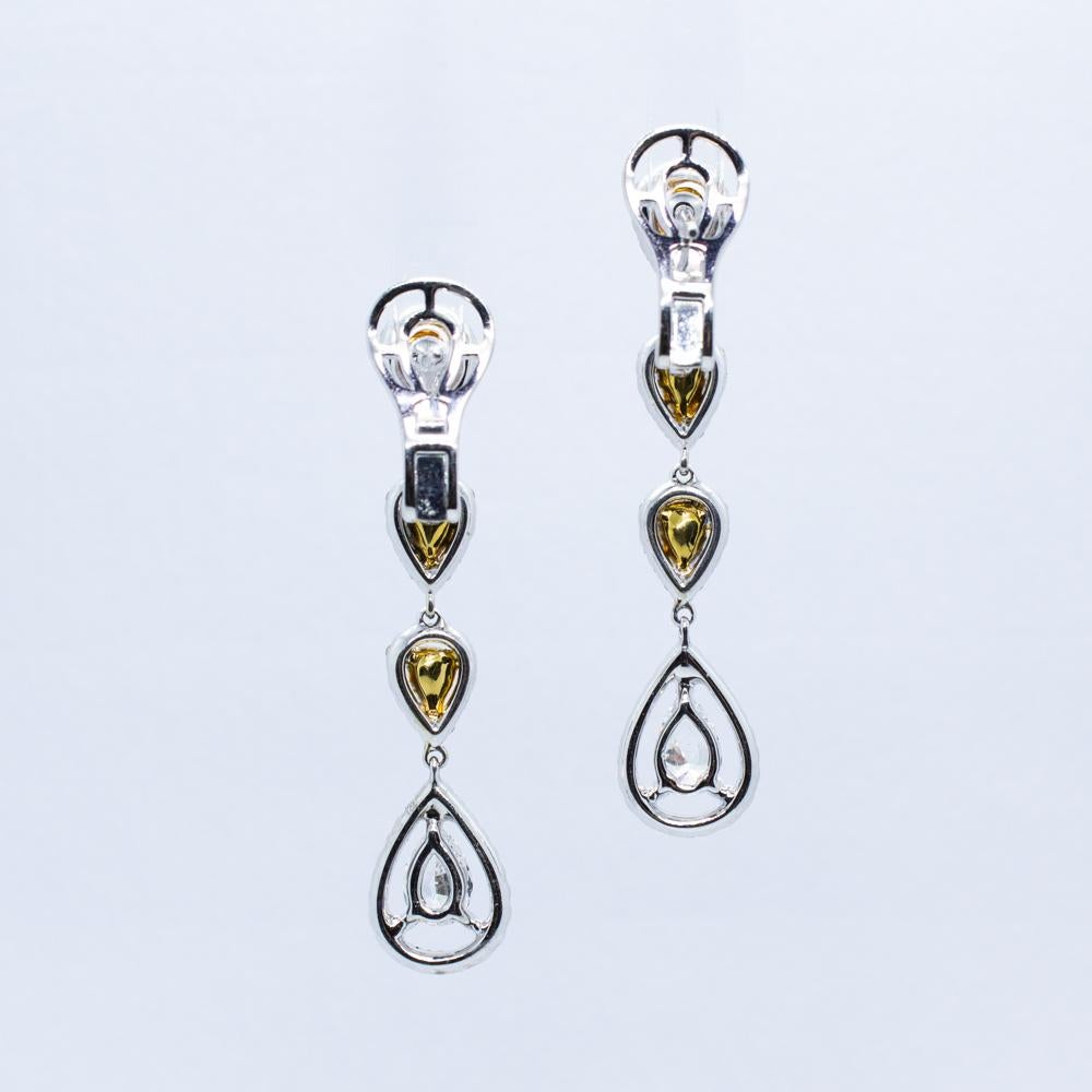 Boucles d'oreilles en or 18 carats avec diamants taille ronde et poire Excellent état - En vente à Scottsdale, AZ