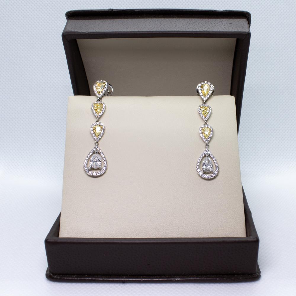 Boucles d'oreilles en or 18 carats avec diamants taille ronde et poire Pour femmes en vente
