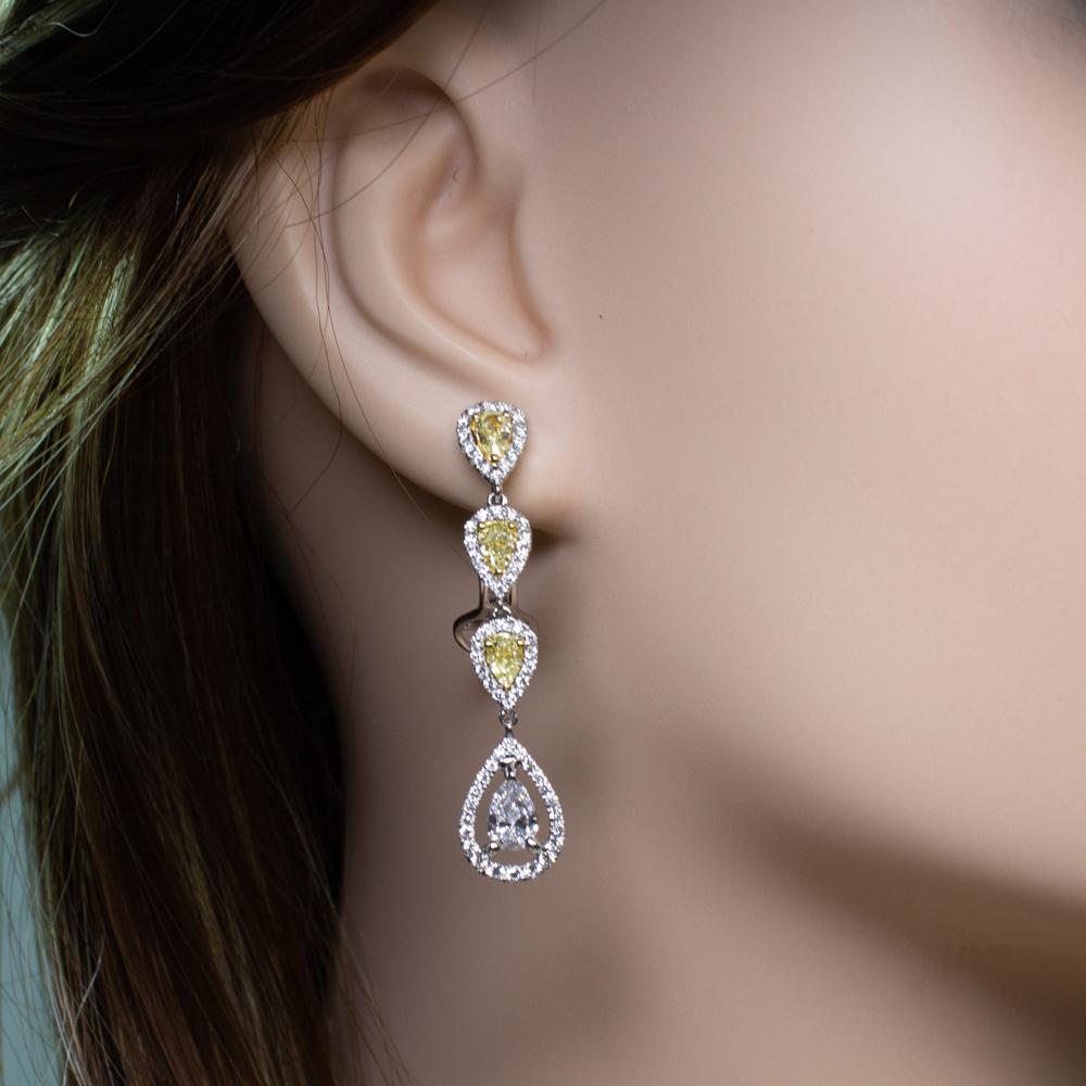 Boucles d'oreilles en or 18 carats avec diamants taille ronde et poire en vente 1