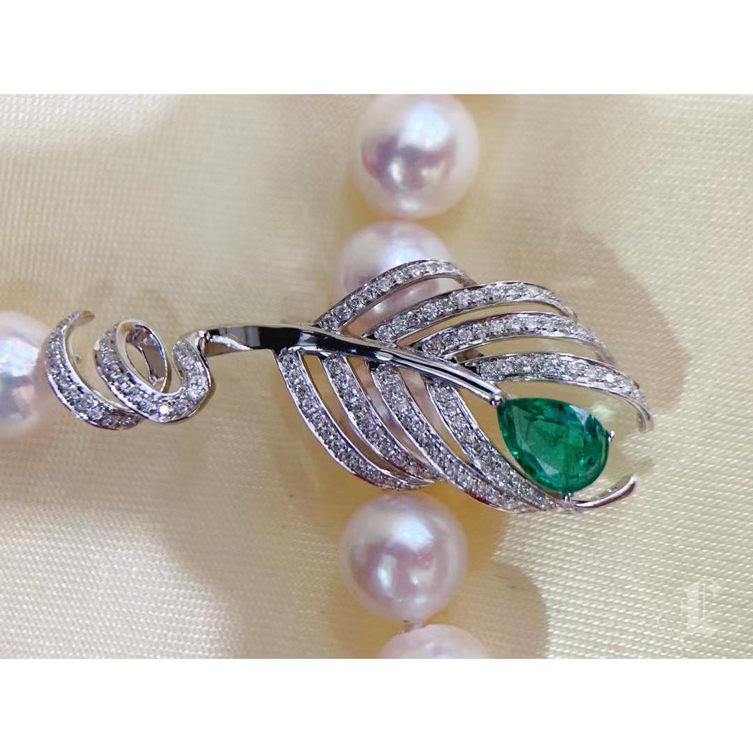 【Vine Symphony】Verdant Leaf Emerald AA+ Akoya Pearl Pendant Necklace In New Condition For Sale In New York, NY