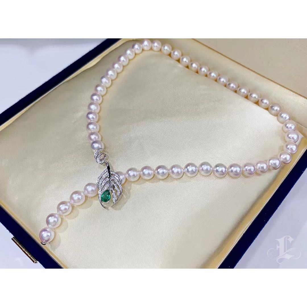 【Vine Symphony】Verdant Leaf Emerald AA+ Akoya Pearl Pendant Necklace For Sale 3