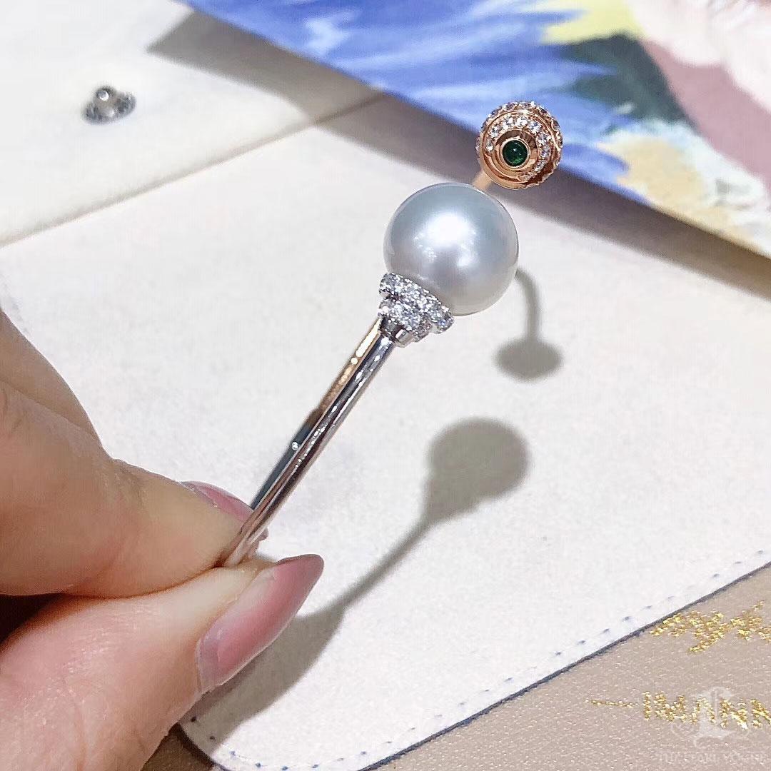 【Sculpted Geometry】Bi-Tone 18K Rose & White Gold South Sea Pearl Bracelet In New Condition For Sale In New York, NY