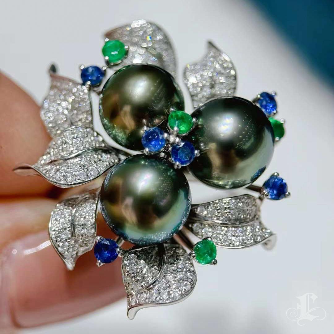 【Sinfonia di vite】 Anello con perle di Tahiti e pietre preziose del Giardino Incantato Aurora In condizioni Nuovo in vendita a New York, NY