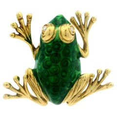Broche de oro de 18 quilates con ojos de diamante, esmalte verde guilloché y círculos de rana