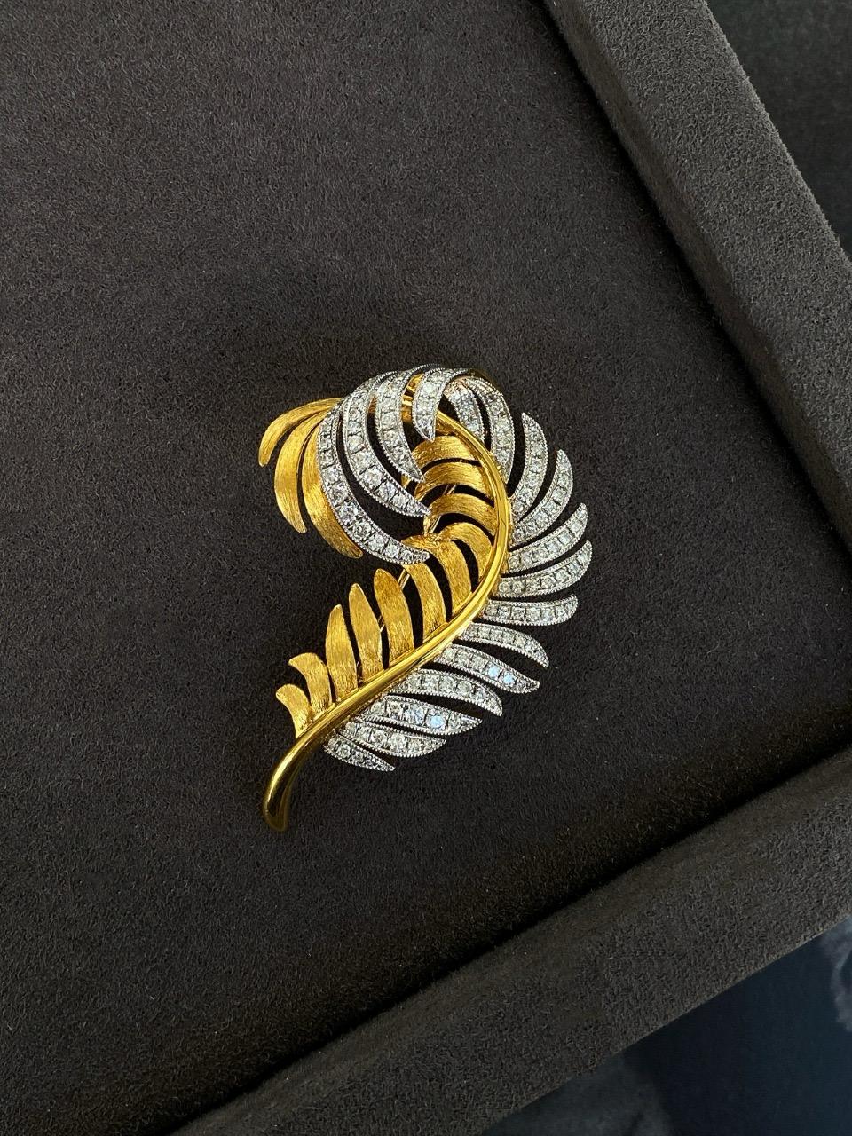 18K Gold Diamant-Feder-Brosche 9,05g Erbstück Qualität Luxus im Angebot 1