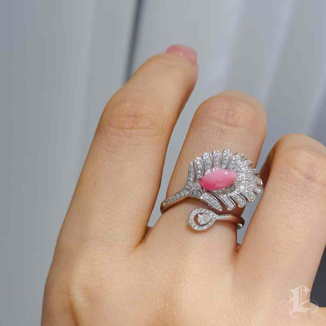 A delicate celebration of grace and rarity, this ethereal ring draws inspiration from the soft movement of flamingo feathers. At its heart lies a 1.0ct Flamingo Pink conch pearl—a gem of natural wonder with a gentle flame and luminous glow, shaped