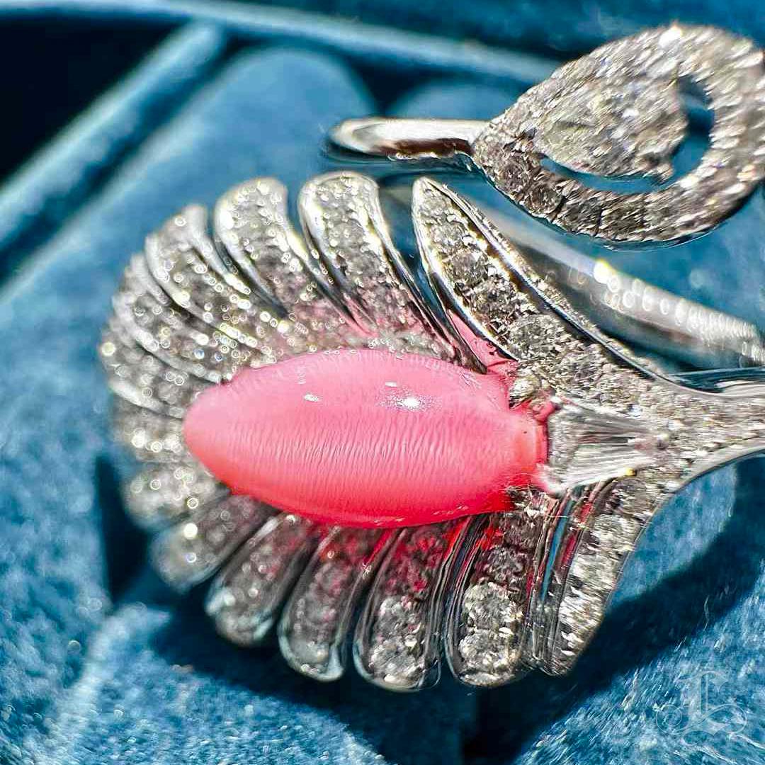 【Conchéa】Anillo de Perlas Concha Aurora Pluma de Flamenco - 1.0ct en Nuevo estado para la venta en New York, NY