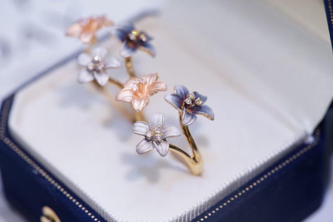 Moderne Bague fleur en or 18K avec diamant et poudre d'or en vente