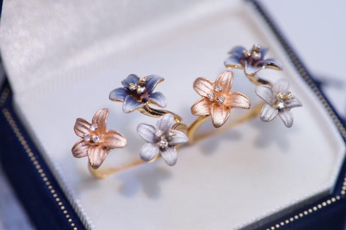 Taille ronde Bague fleur en or 18K avec diamant et poudre d'or en vente