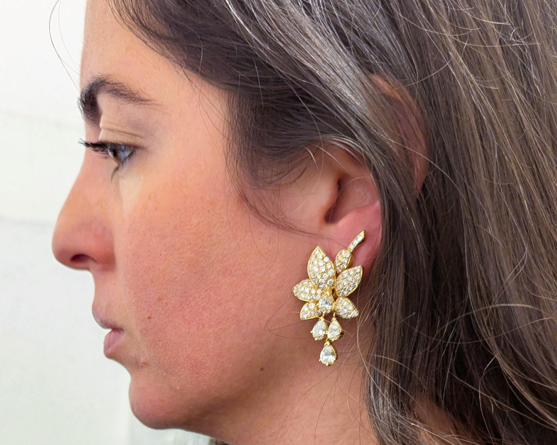 18K Gold Diamond Flowerhead Earclips In Excellent Condition For Sale In New York, NY