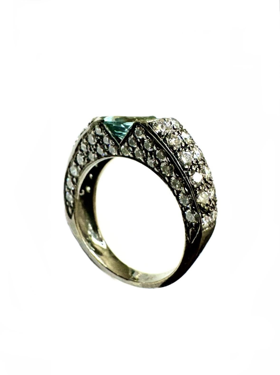 Collection Design/One Design 

Métal - Or 18K, .750.  Rhodium noir.

Pierres - 1 tourmaline Paraiba bleu-vert ovale certifiée GIA de 2,05 carats, 80 diamants ronds de couleur F-G et de clarté VS2 de 2,02 carats. 

Numéro de certificat GIA