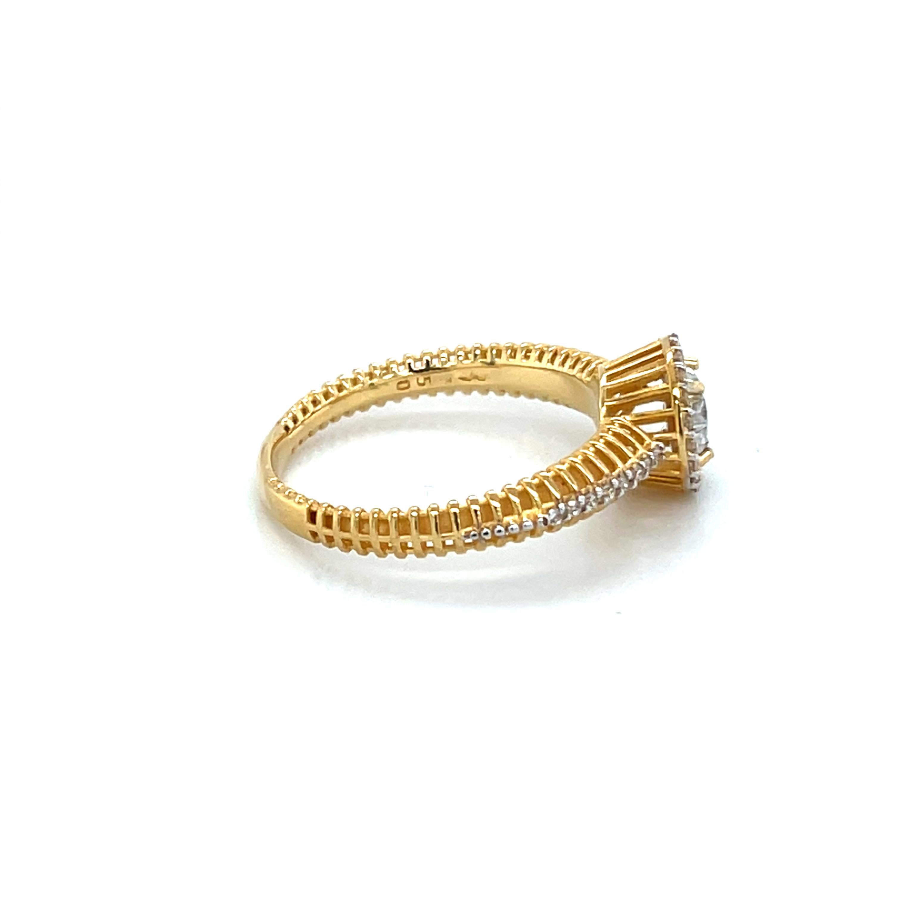 Taglio rotondo Anello con diamante aureolato in oro 18K in vendita