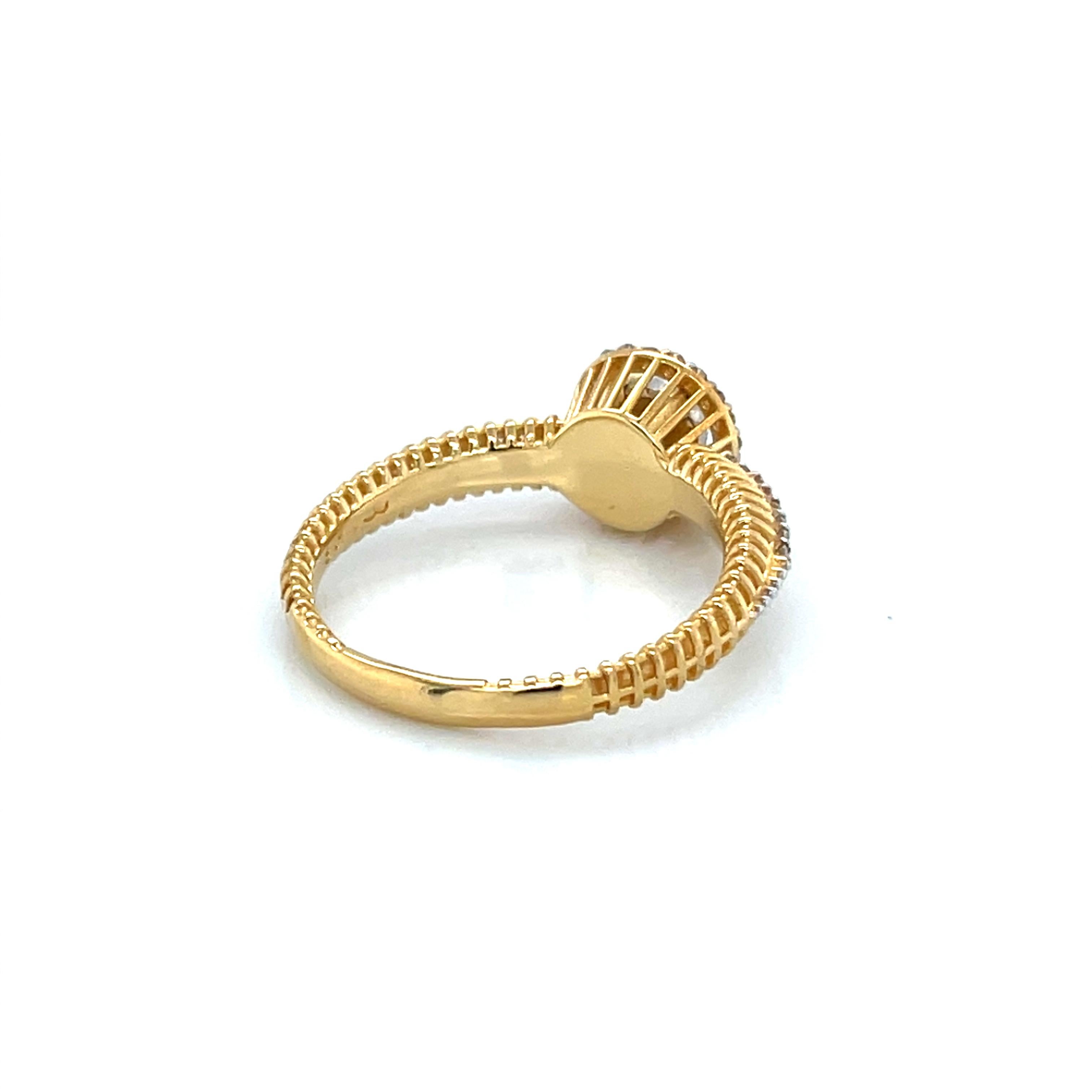 Anello con diamante aureolato in oro 18K In condizioni Nuovo in vendita a Ridgefield, CT