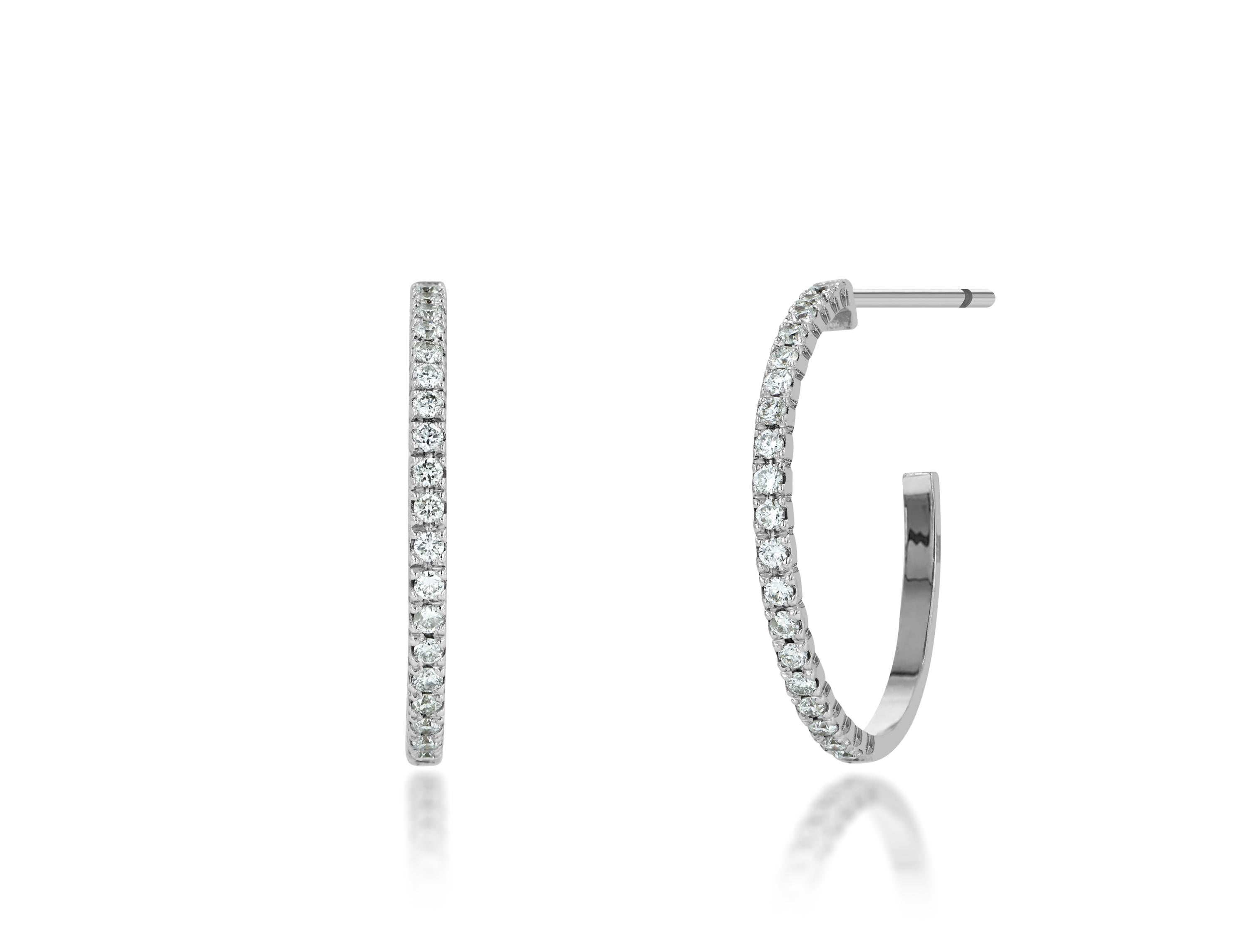 Moderne Créoles Huggie en or 18 carats avec demi-cercle en diamant et micro-pavé de diamants en vente