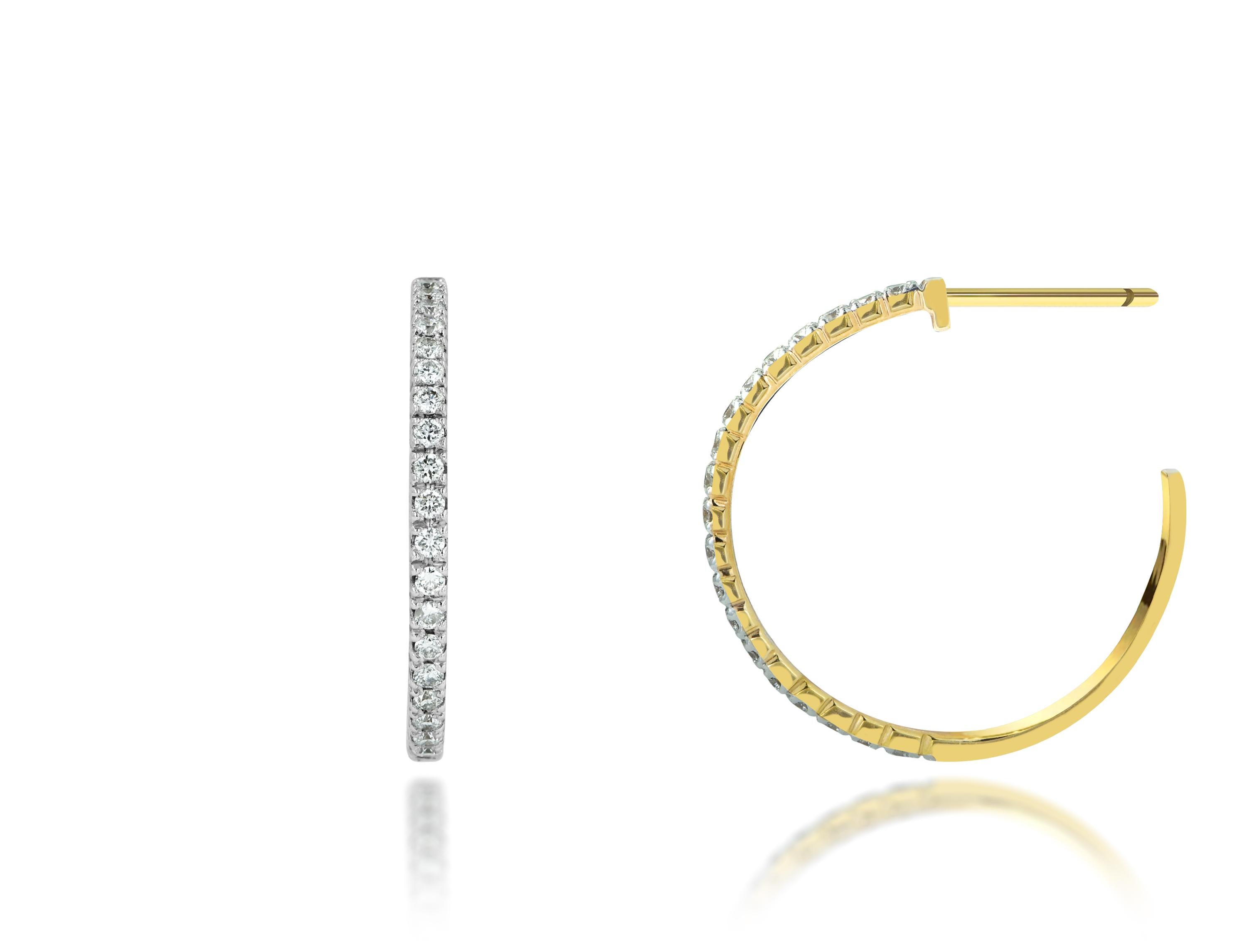 Taille ronde Créoles Huggie en or 18 carats avec demi-cercle en diamant et micro-pavé de diamants en vente