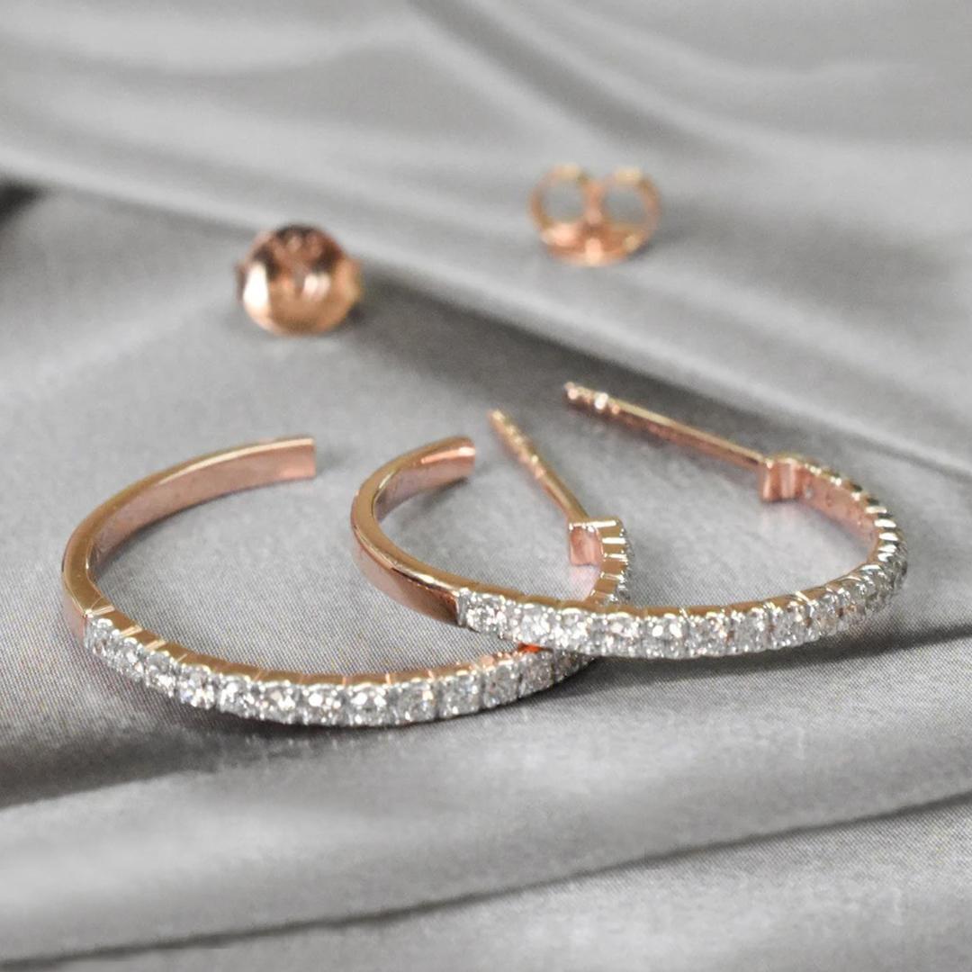Créoles Huggie en or 18 carats avec demi-cercle en diamant et micro-pavé de diamants en vente 2